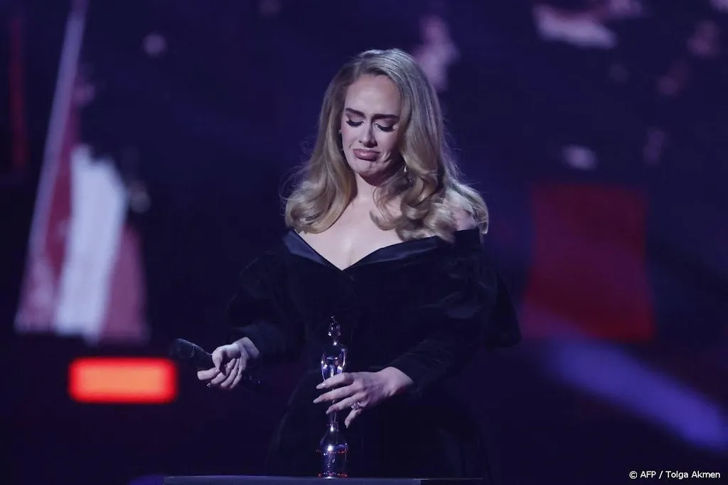 Adele stopt met selfies tijdens shows uit angst voor corona