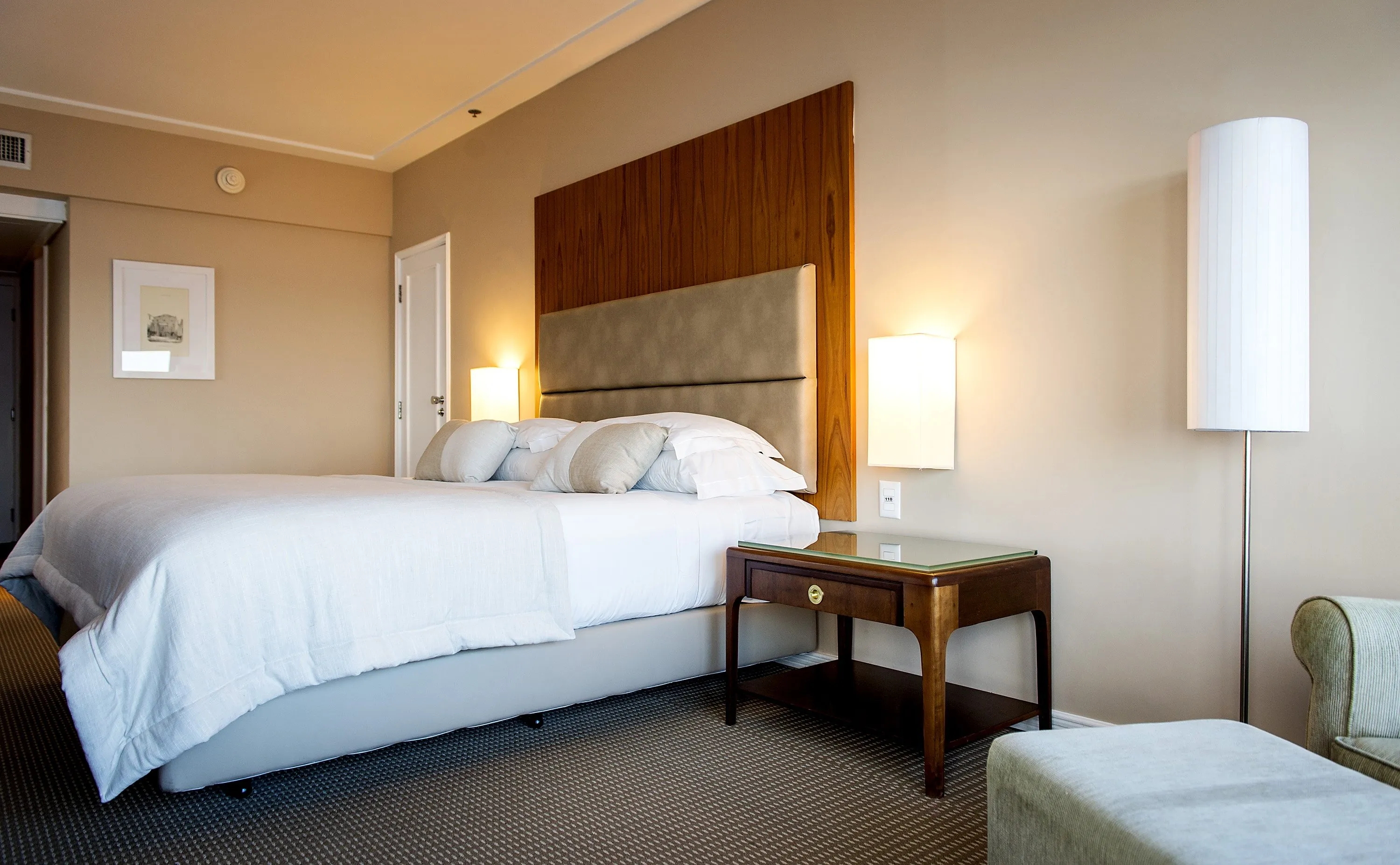 Morbide verrassing onder het bed na smerige geur in populaire Tibetaanse hotelkamer