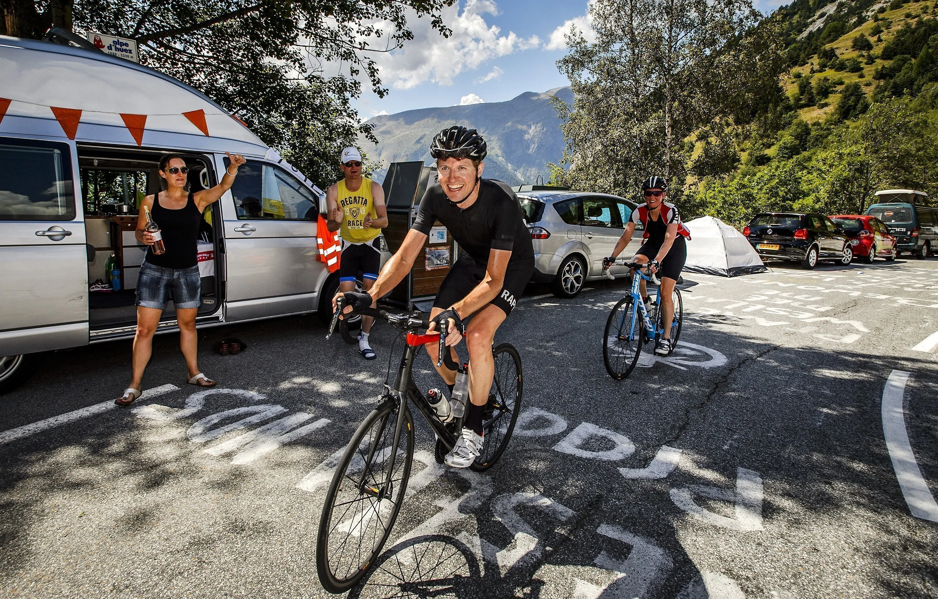 Oud-minister Sander Dekker zwaargewond na val van racefiets, vrouw (42) opgepakt voor poging doodslag