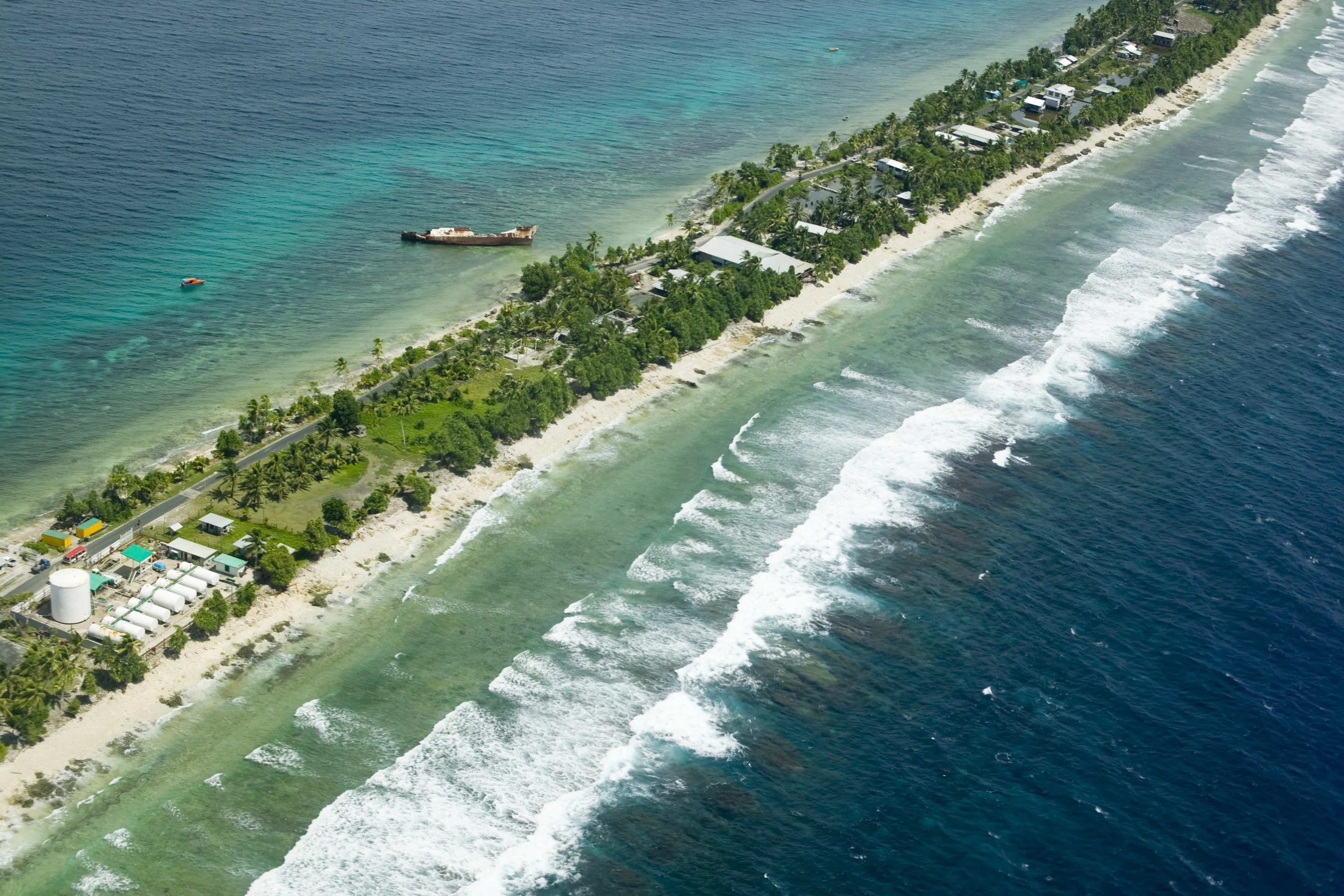 Zie hoe de zee knabbelt aan Tuvalu. Tot er niets meer van over is?