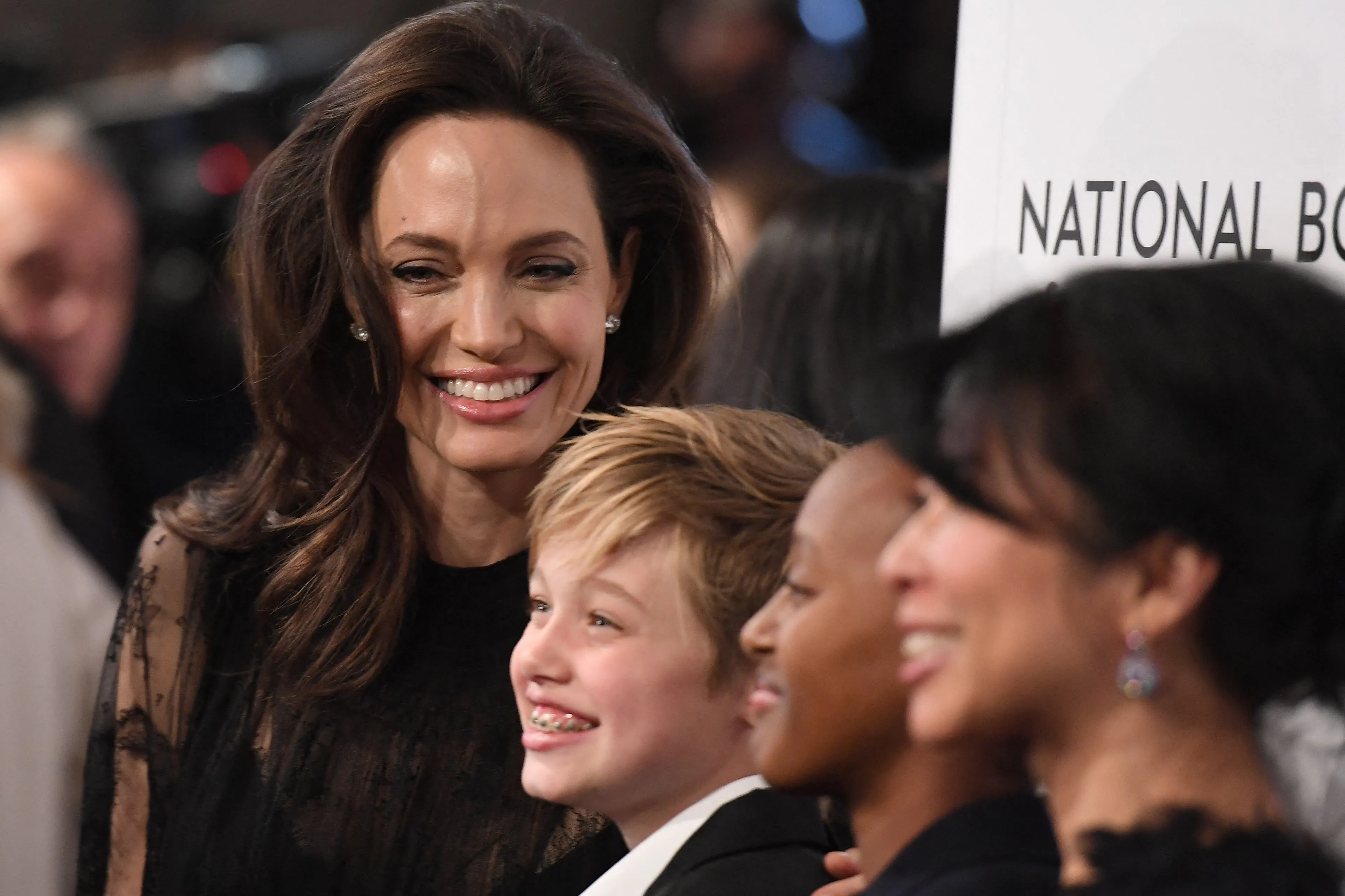 Angelina Jolie: Brad Pitt heeft mij en de kinderen mishandeld in privévliegtuig