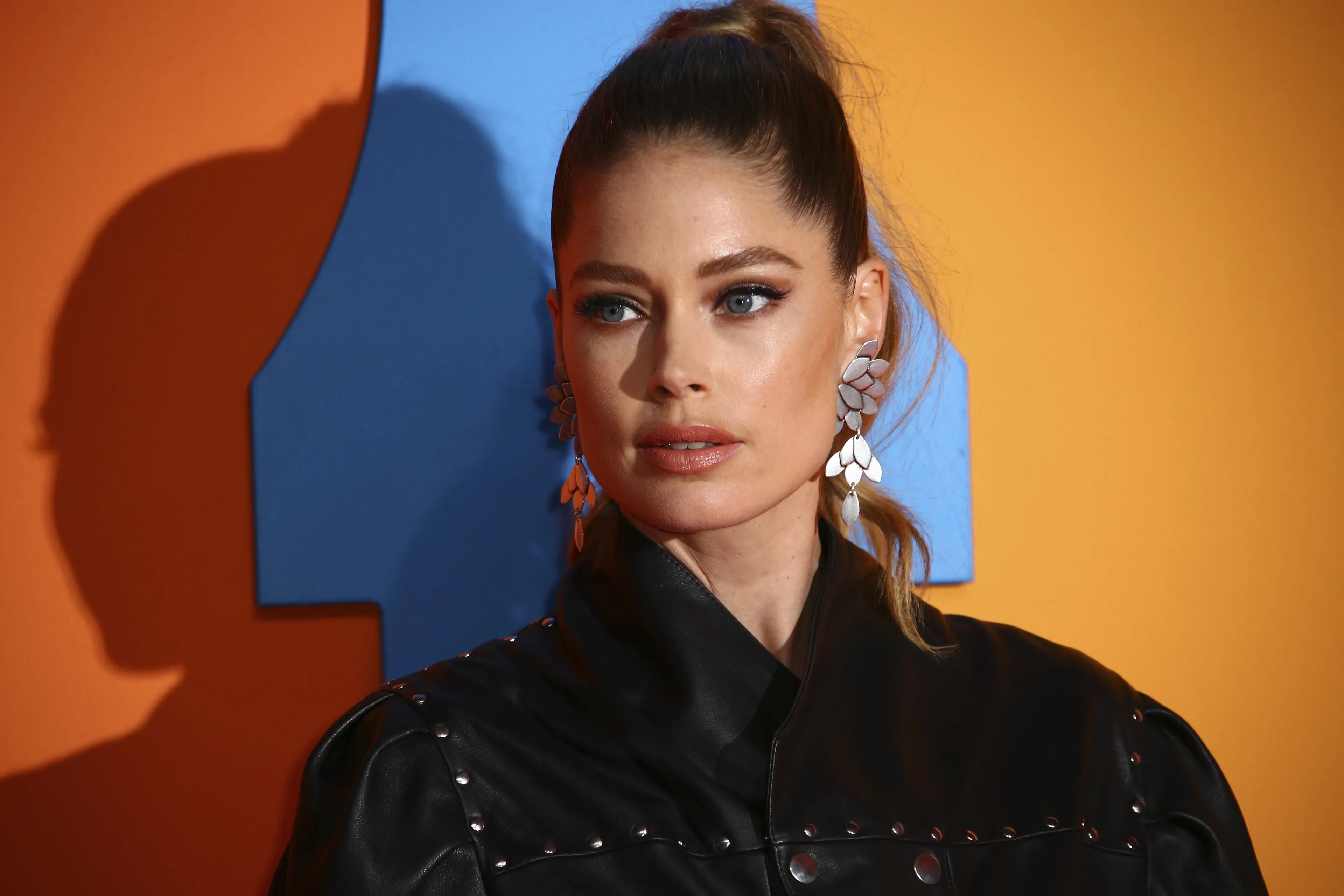 Doutzen Kroes prijst duur middeltje aan 'om de zon te eren' (in plaats van zonnebrandcrème)