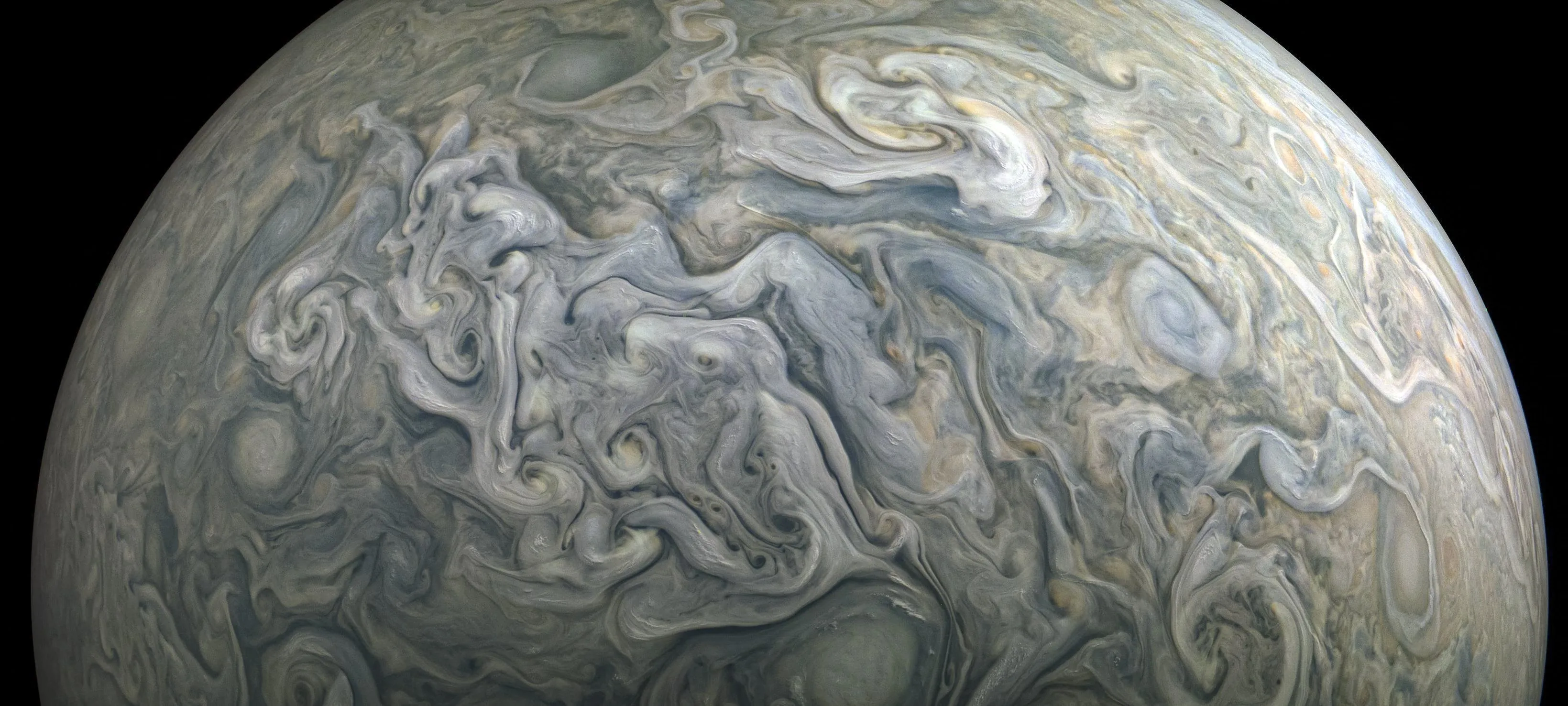 Nieuwe beelden van Jupiter: rode storm tot 500 kilometer diep