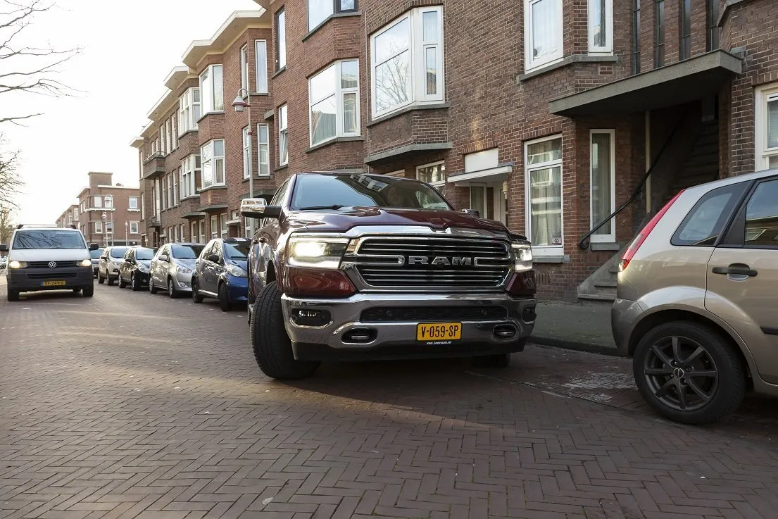 Ruim helft vrouwen heeft last van parkeerschaamte (maar ze kunnen wel beter rijden)