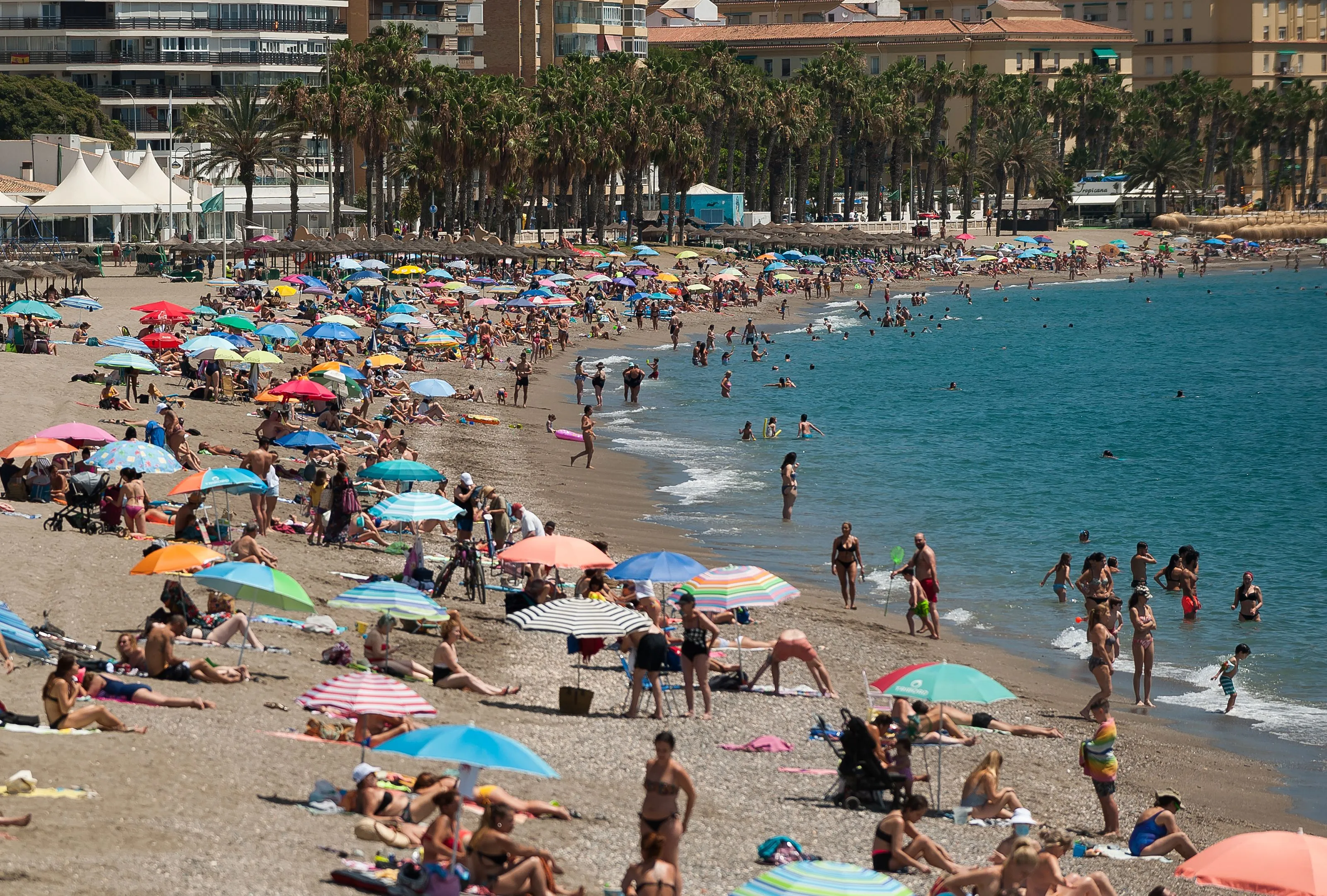 Veel te drukke Spaanse stranden op slot voor badgasten