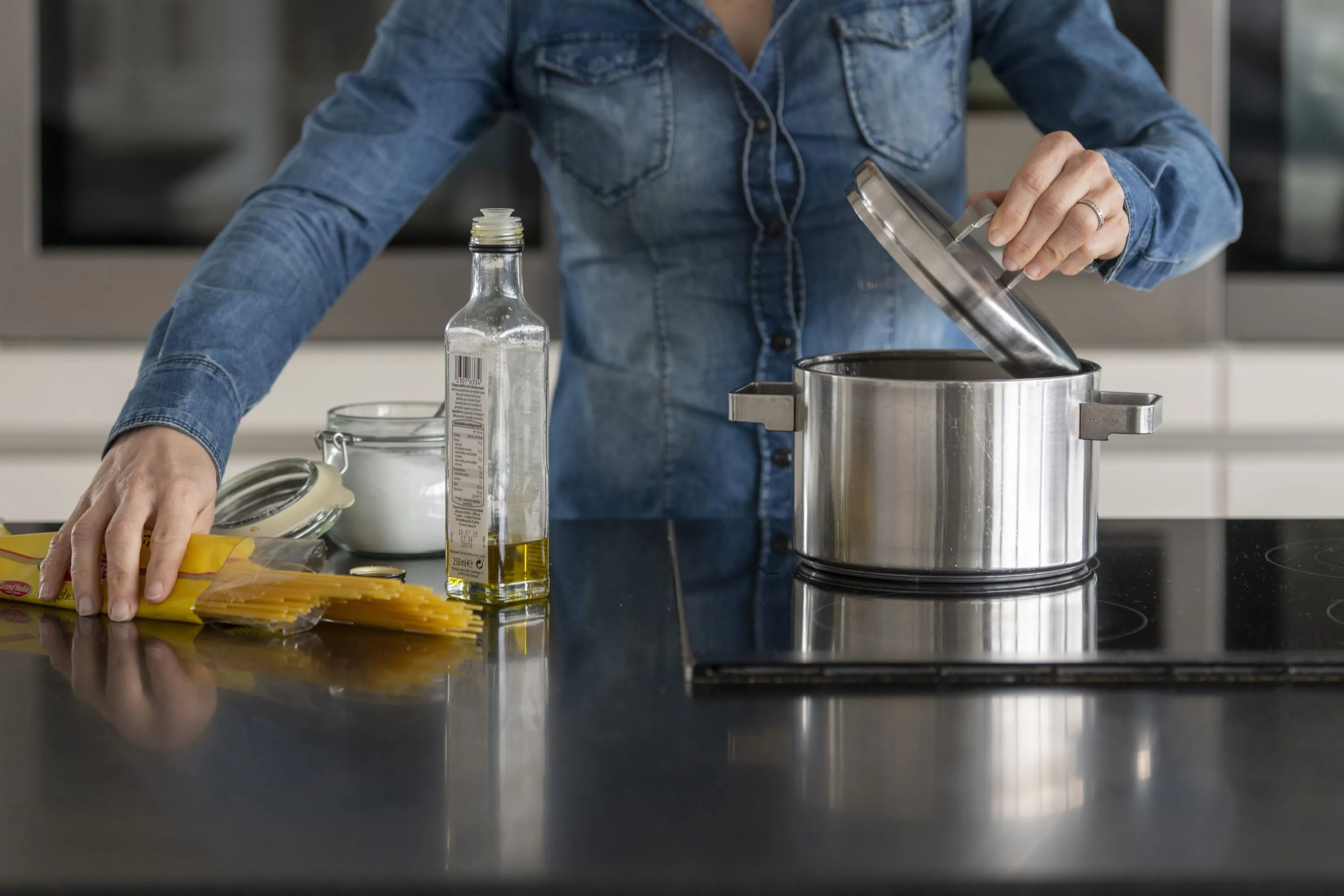 Moet je nu wel of geen olie en zout aan de kokende pasta toevoegen?