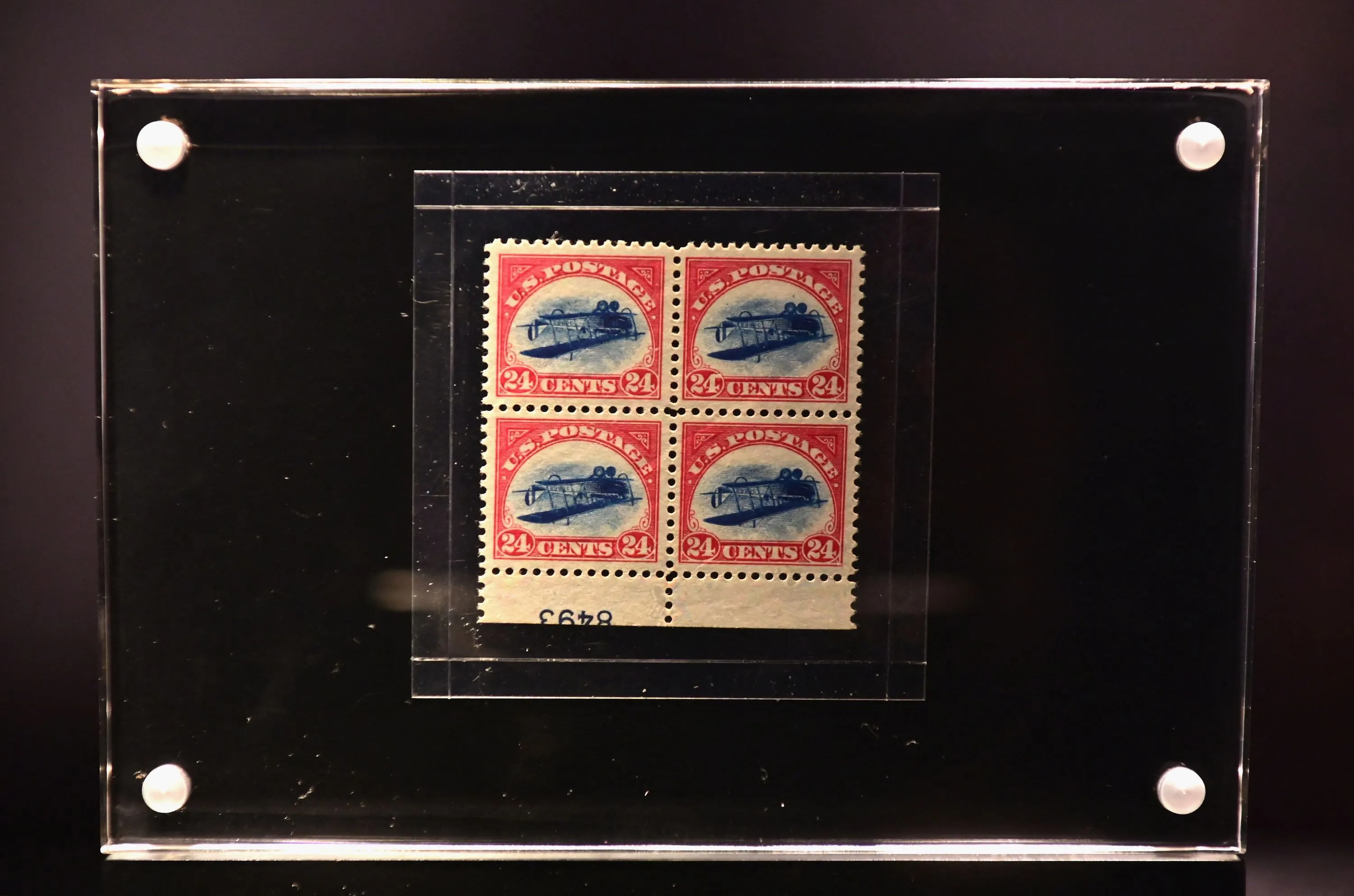 De 'heilige graal van de postzegelwereld': 'Inverted Jenny' levert miljoenen op bij veiling