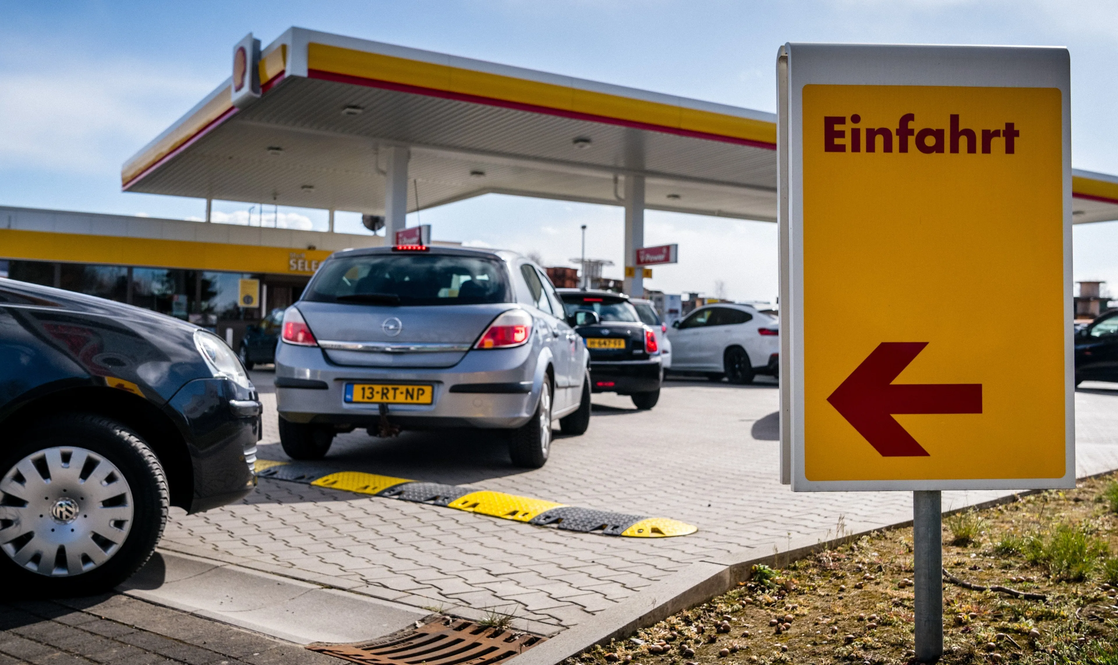 Zoveel goedkoper is tanken over de grens (plus tips om zuiniger te rijden)