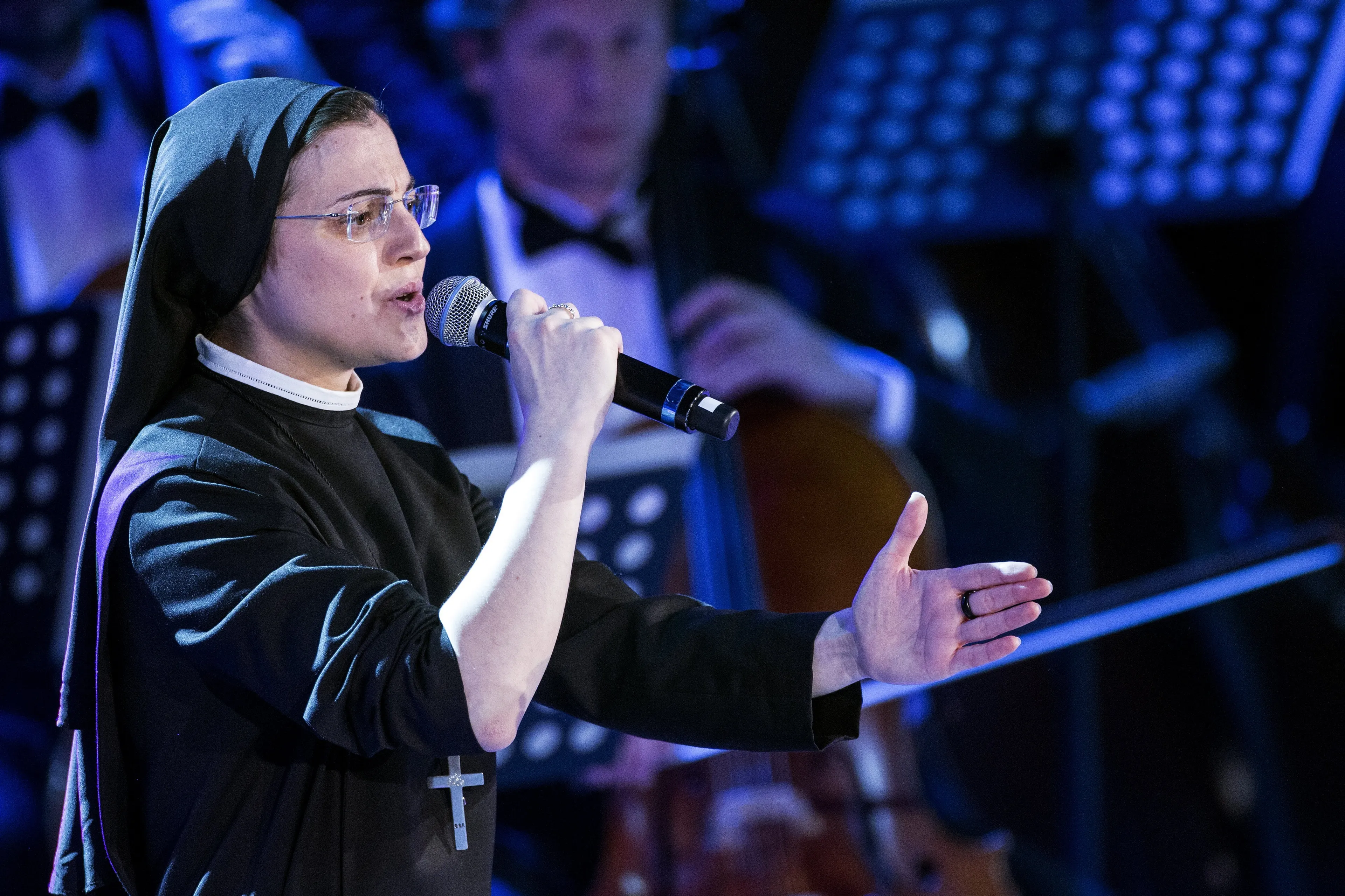 Italiaanse non die The Voice won, gaat voor zangcarrière. En is onherkenbaar