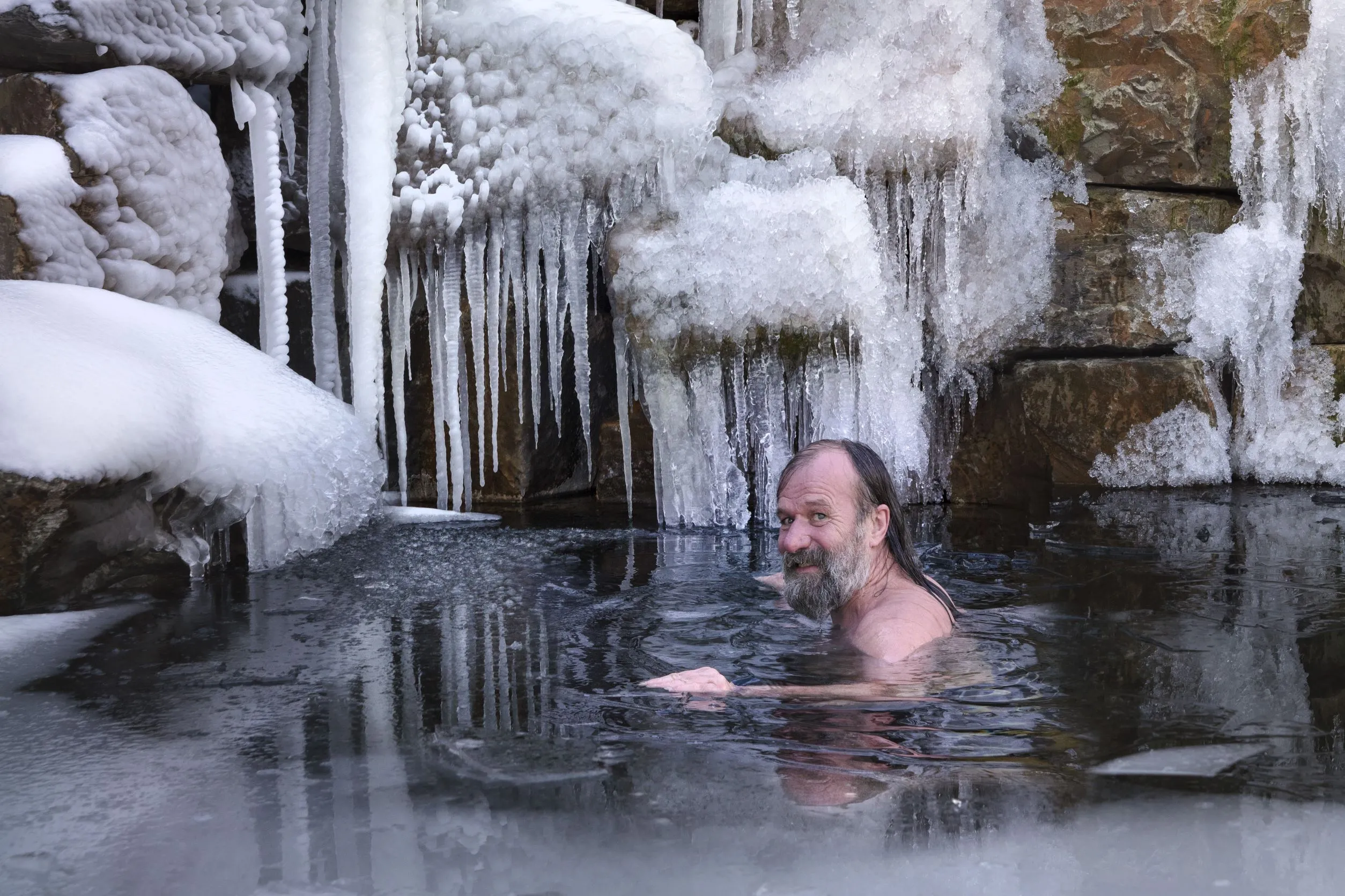 Wim Hof wordt rijk van zijn ijsbaden: "Ik ben een baanbreker, een visionair"