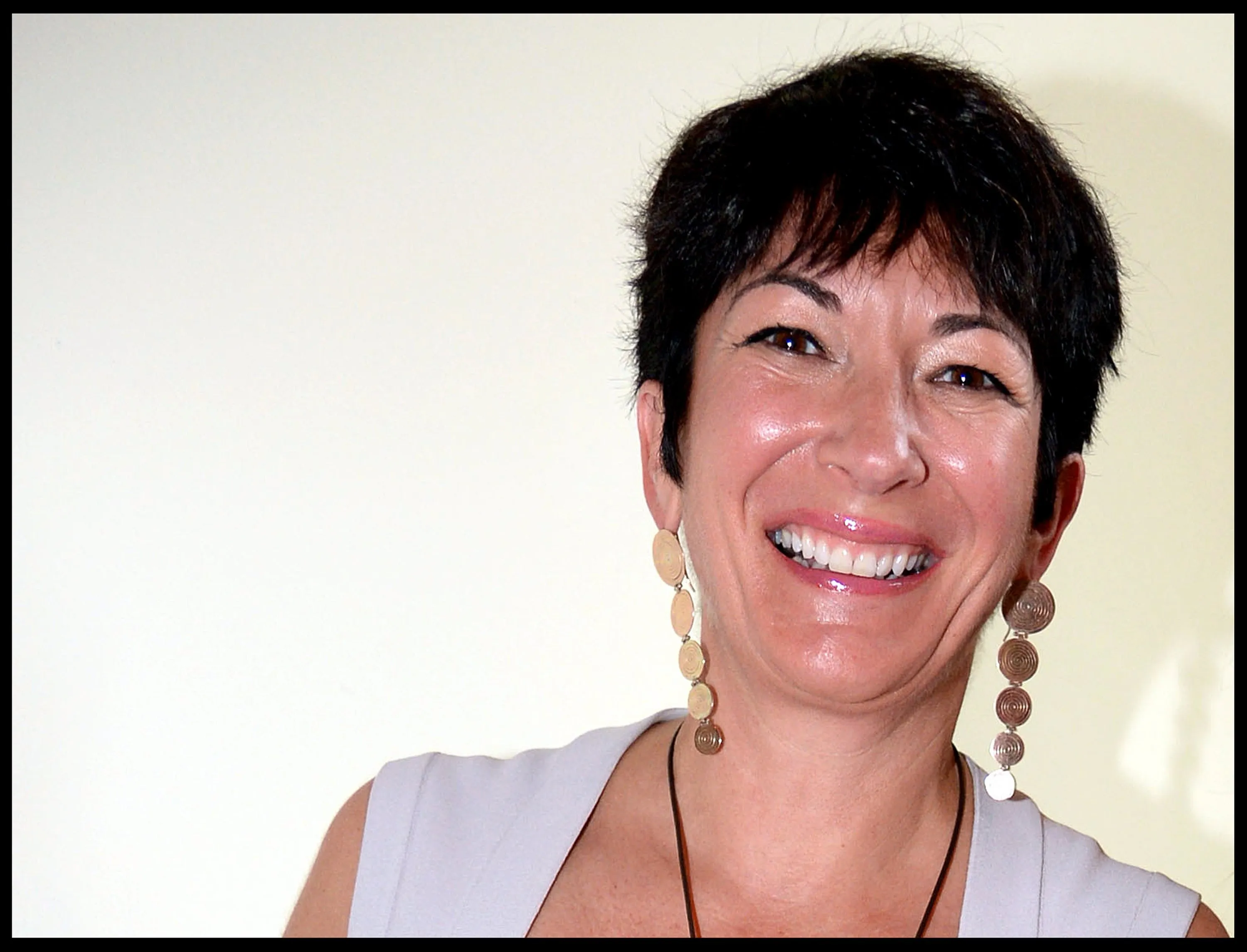 ’Ghislaine Maxwell stinkt omdat ze niet durft te douchen'