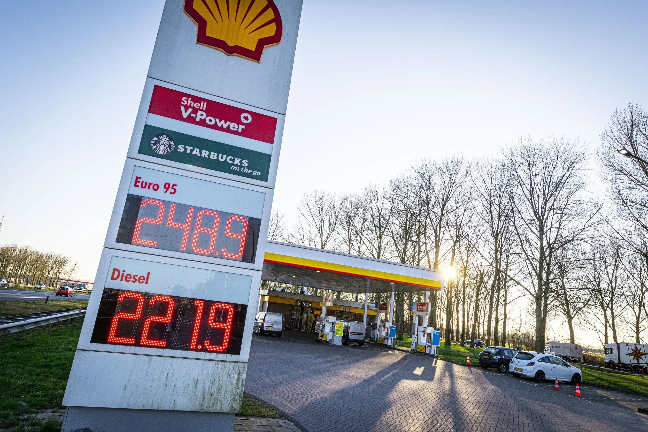 Dure benzine: zoveel bespaar je door langzamer te rijden