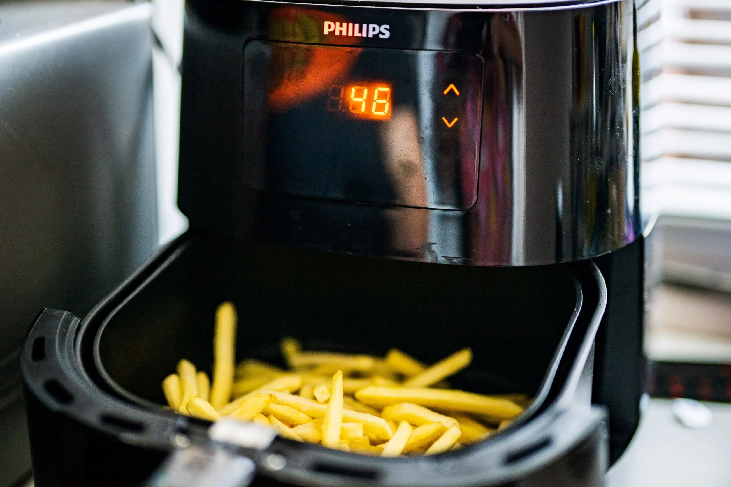 Izaak zet in de trein zijn airfryer aan: 'Ik had honger'
