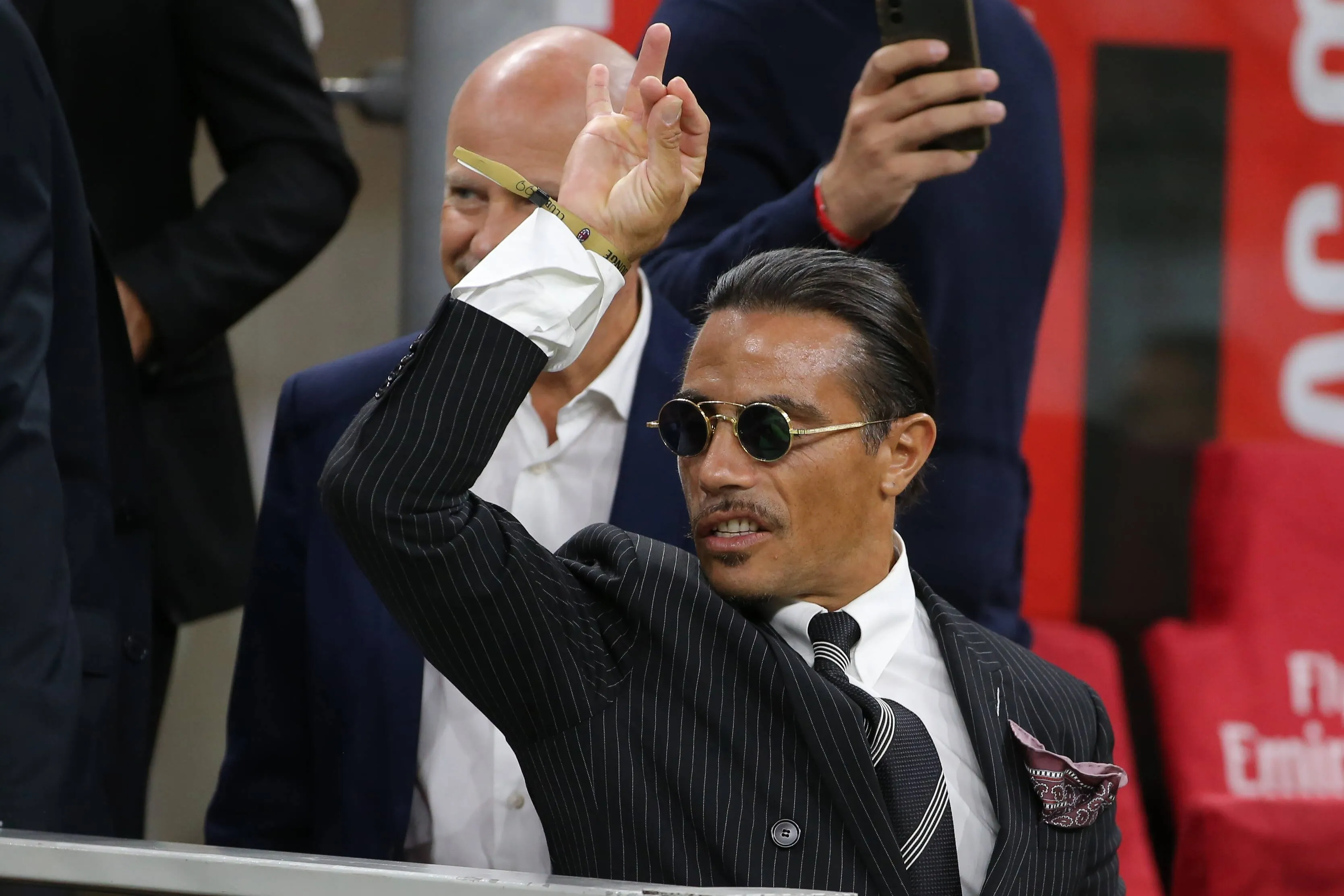 Showkok Salt Bae pakt beker af van Argentijn na WK-wedstrijd. Messi probeert hem vergeefs te ontlopen