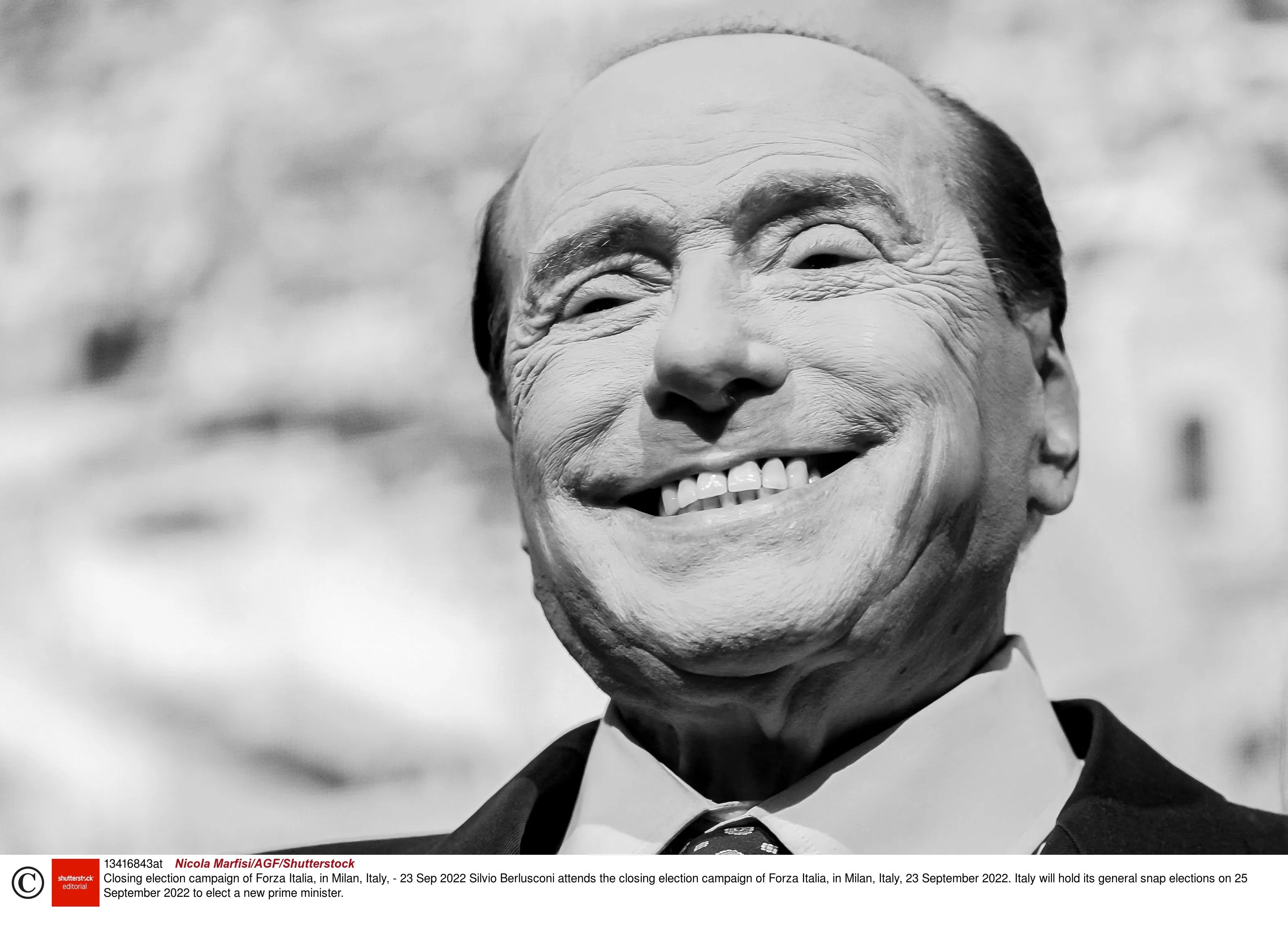 Berlusconi belooft "een bus vol hoeren" aan de spelers van zijn voetbalteam