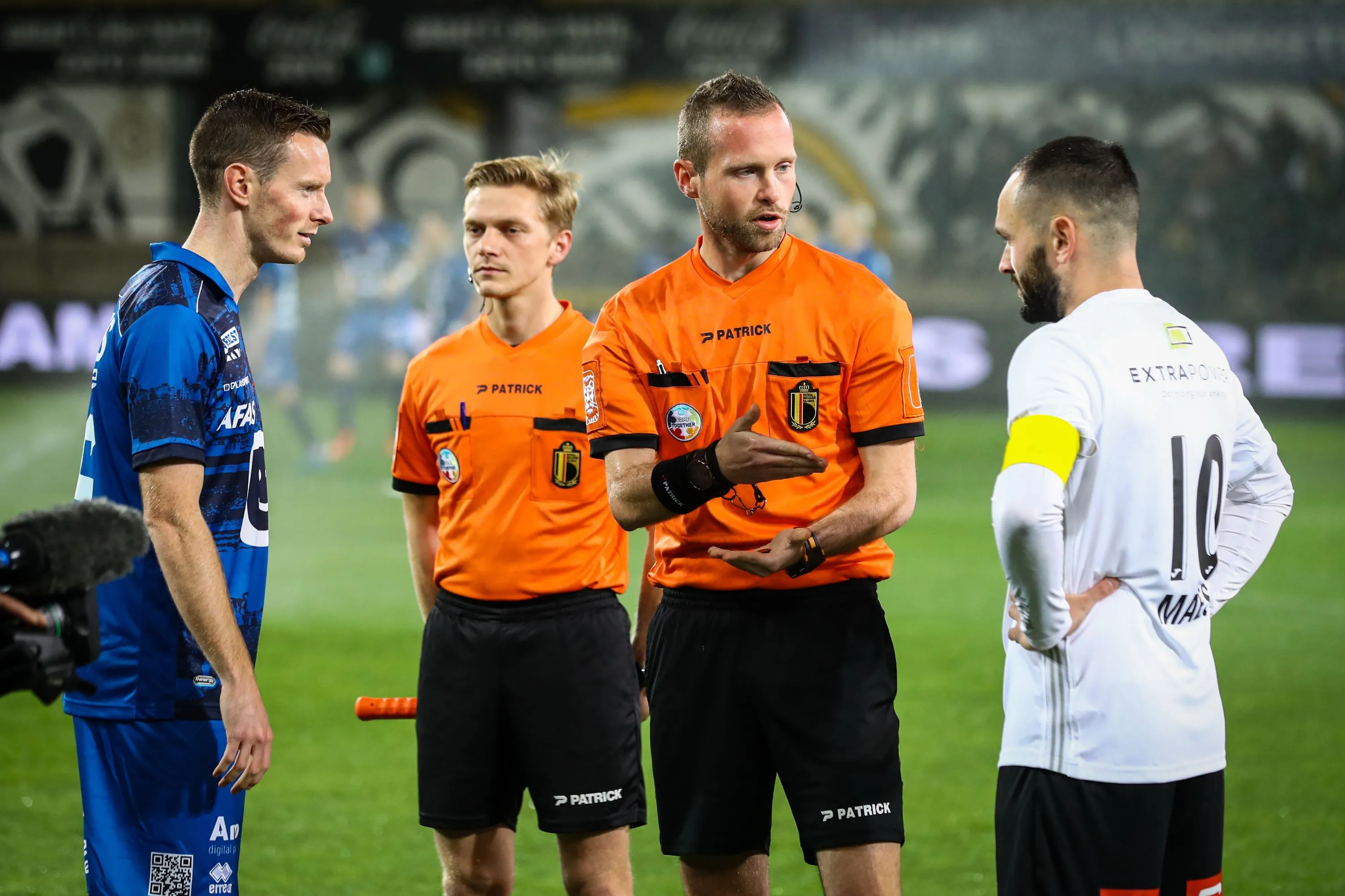 Na 350.000 keer gooien blijkt: De toss bij voetbal is niet eerlijk