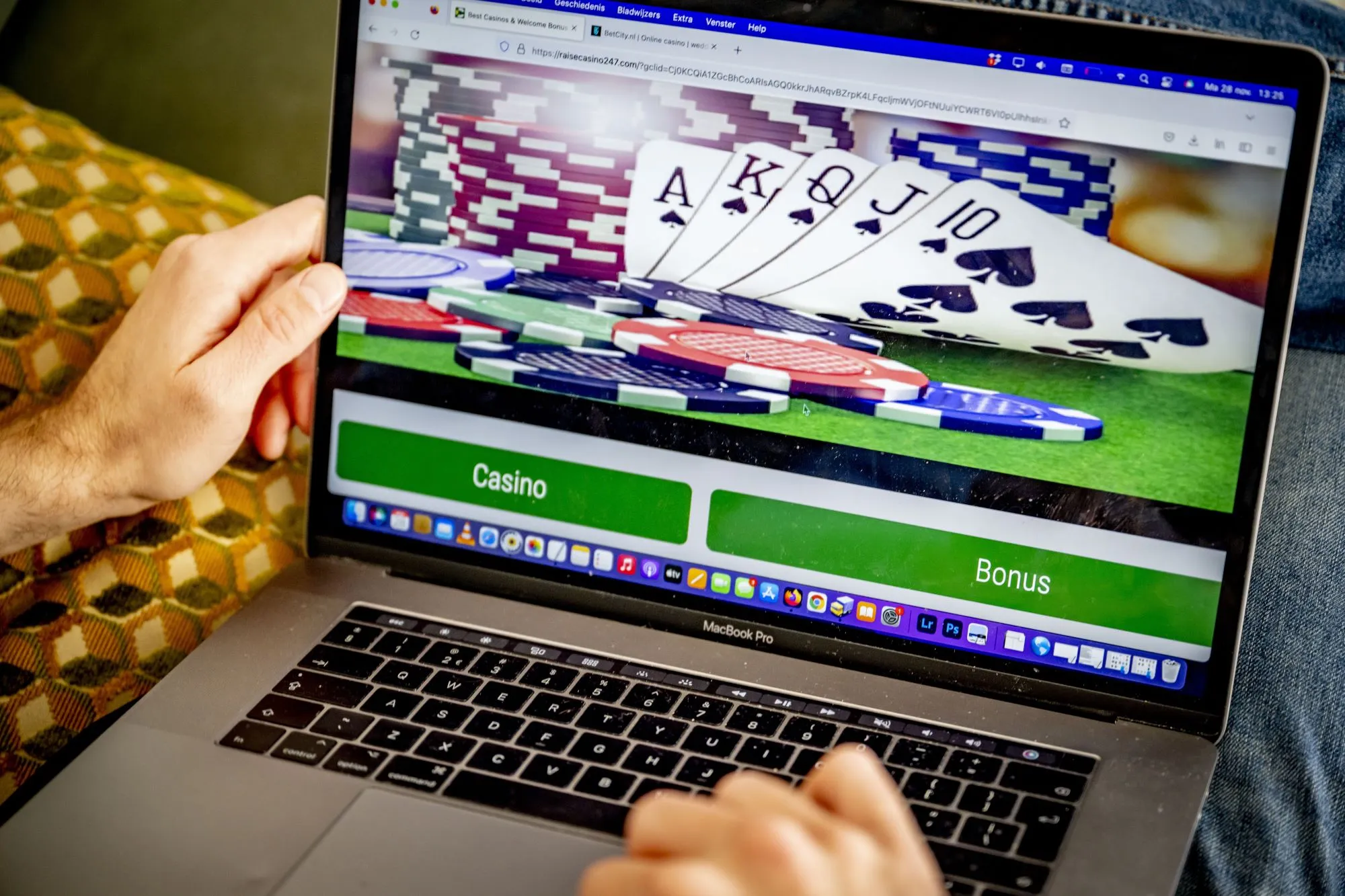 Nieuwe trend: kinderen gokken illegaal online in de klas en in de pauzes