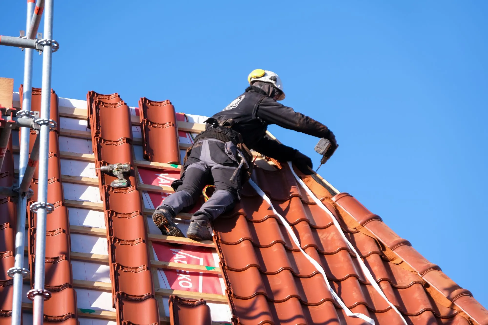 Dakdekkers draaien overuren in de regen door lekkages: 'Het is een gekkenhuis'