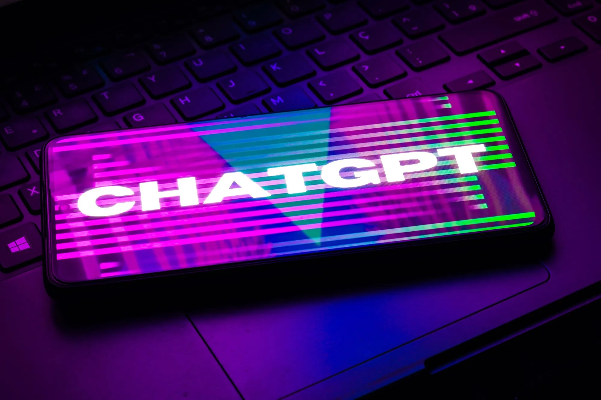 Scenarioschrijvers staken vanwege ChatGPT: “Als je werkt als een robot, word je vervangen door een robot”