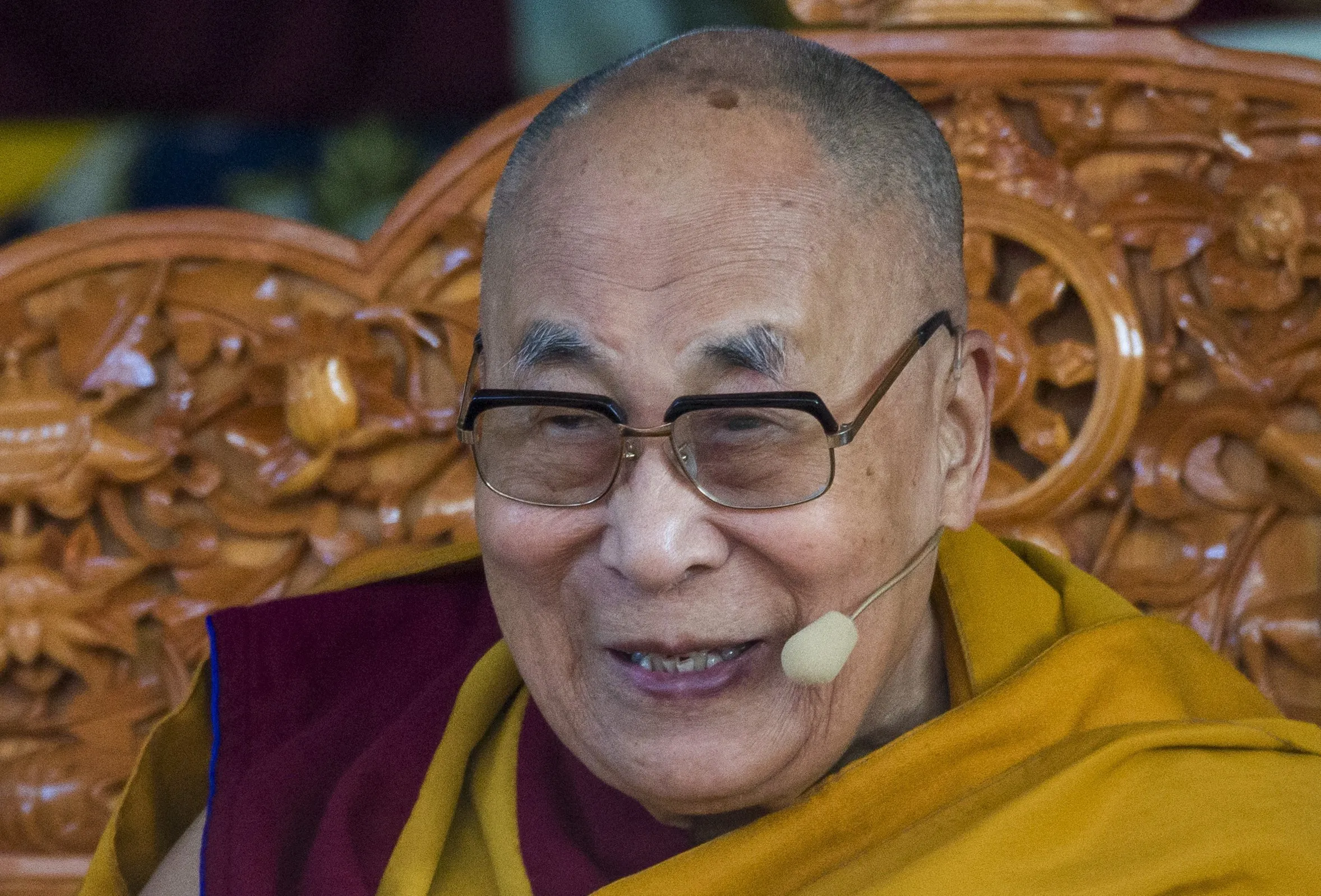 Dalai Lama kust jongen en vraagt ​​hem op zijn tong te zuigen