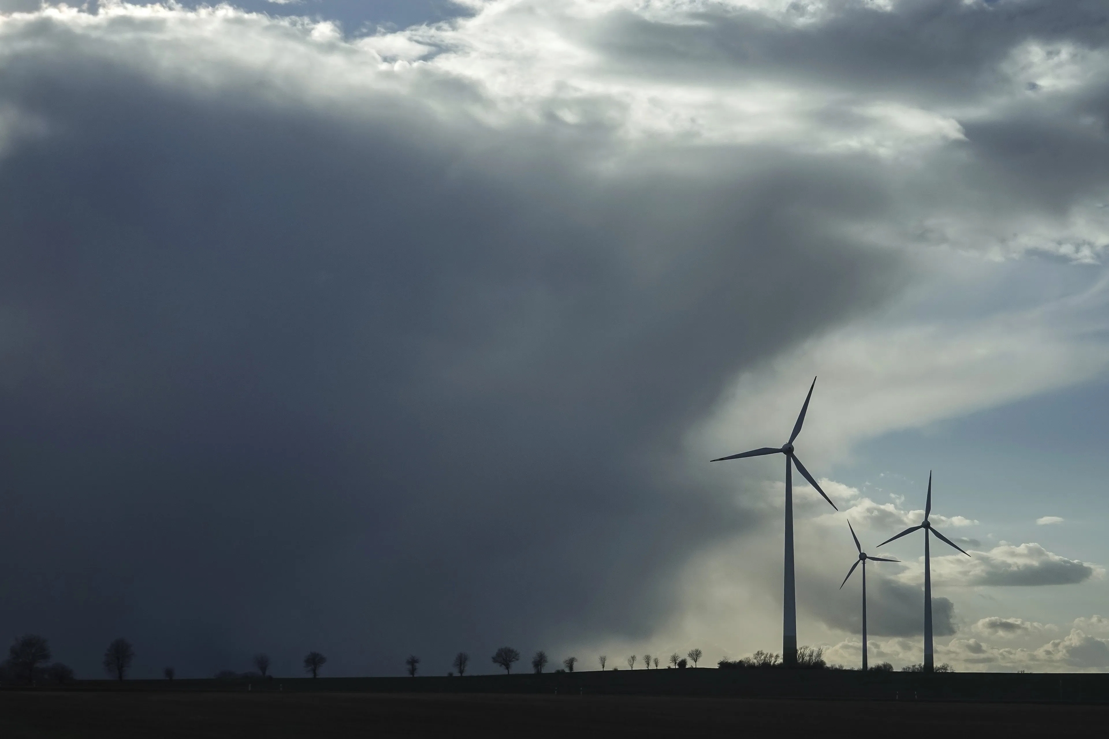 Kleine kinderen halen metalen uit de grond zodat wij windmolens kunnen bouwen
