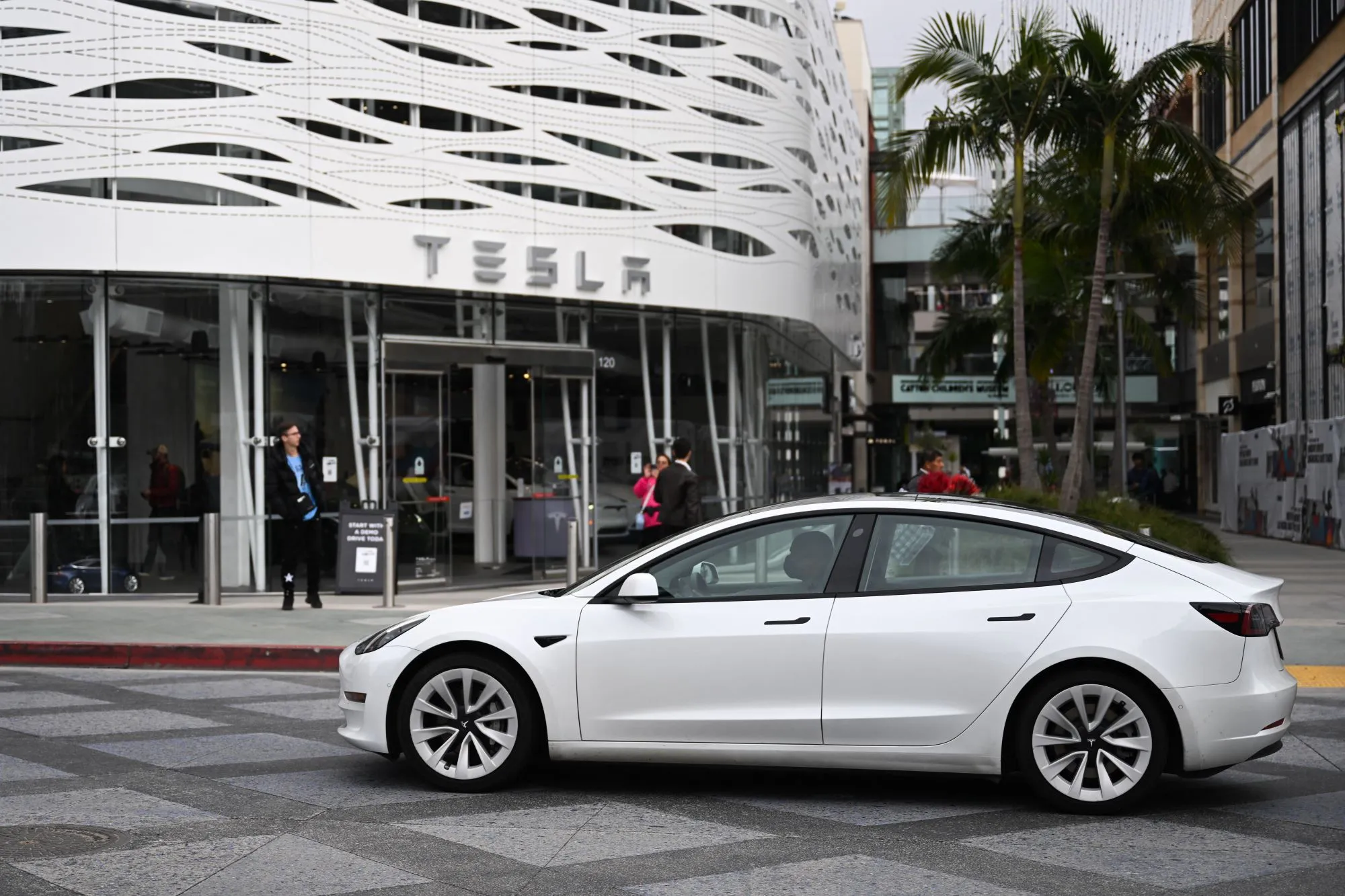 Tesla's Safety Score bepaalt hoogte van autoverzekering: 's Nachts op pad? Dan veel meer betalen