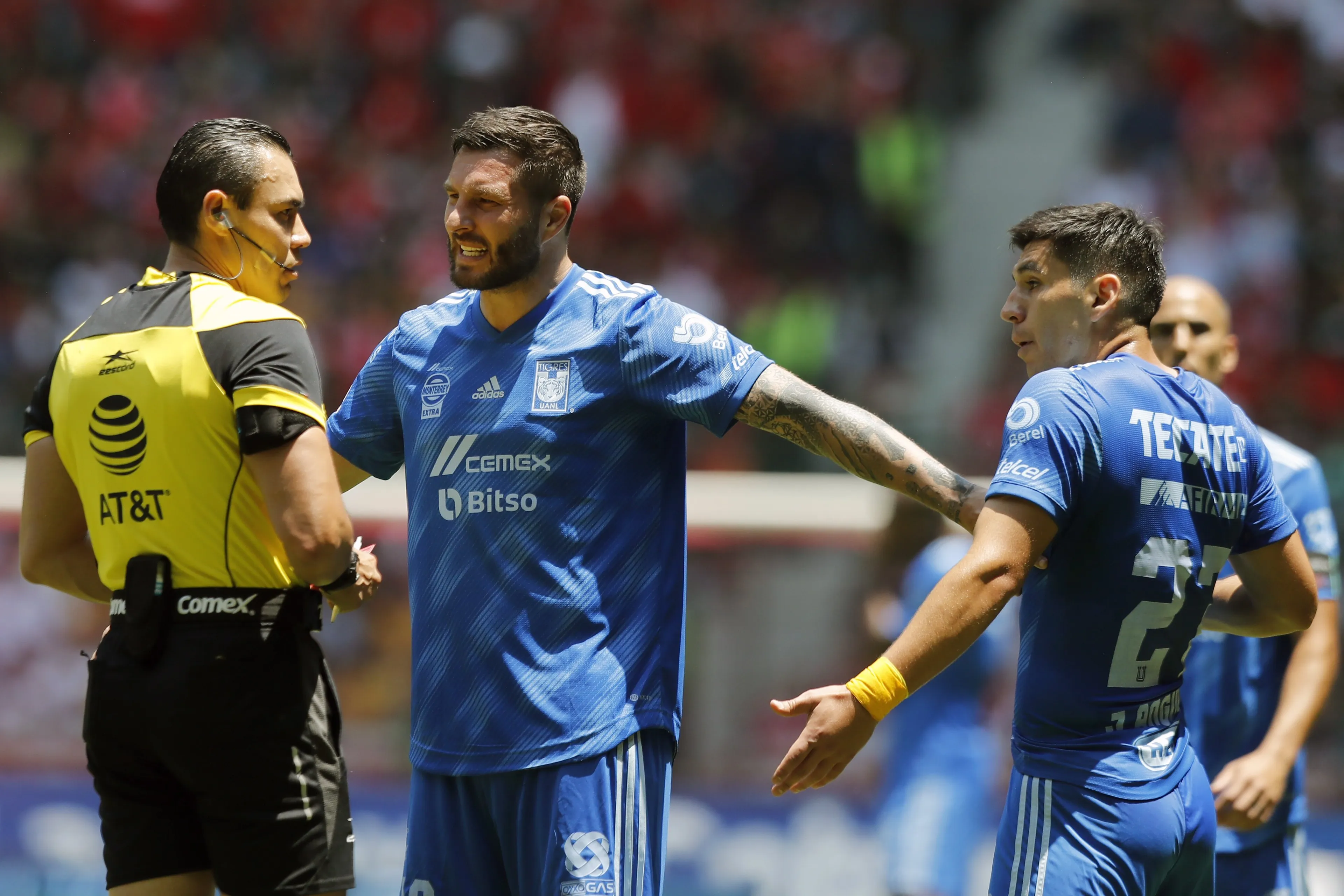 Scheidsrechter geeft speler knietje in de kloten en strooit met rode kaarten in Mexicaanse eredivisie