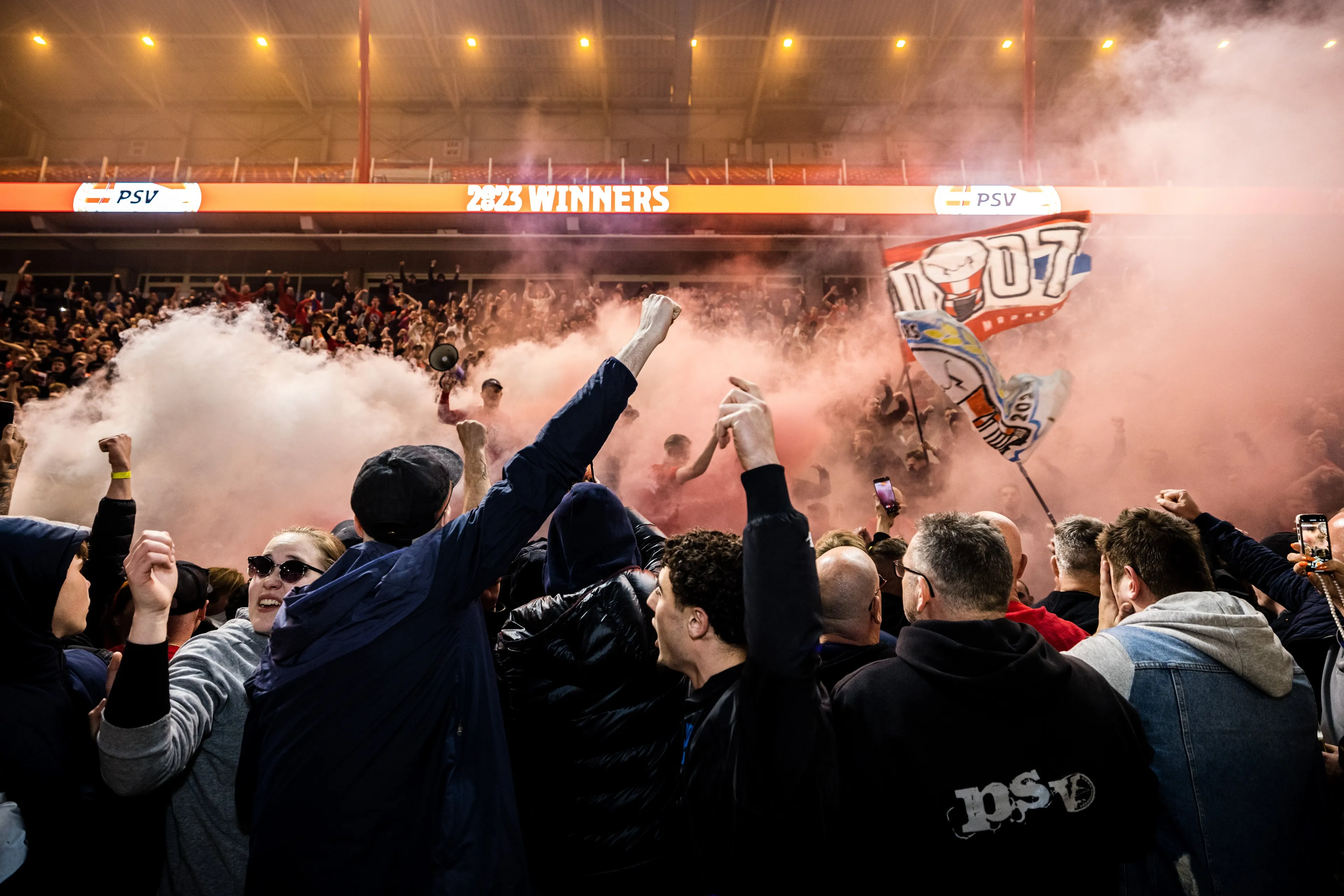 Ajax-fans slopen De Kuip in Rotterdam na dieptrieste bekerfinale