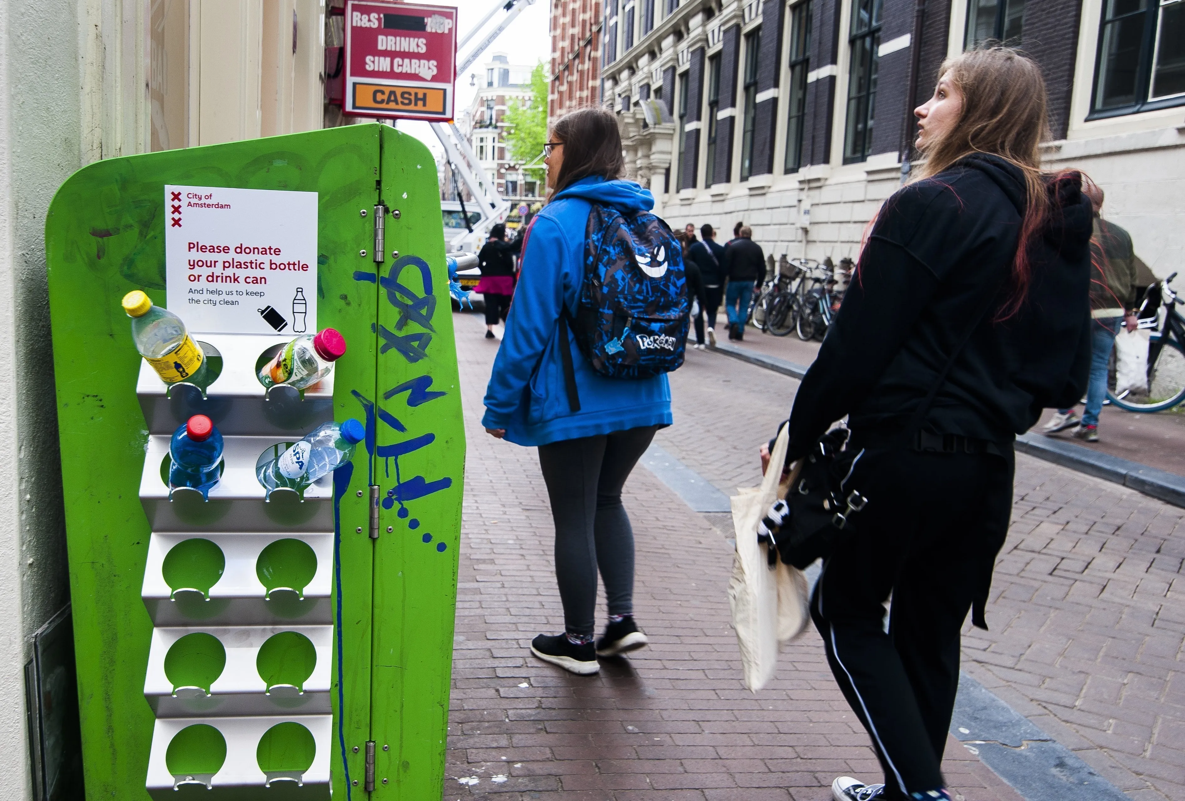 Extra overlast en vervuiling door statiegeldzoekers: “Het is dweilen met de kraan open”
