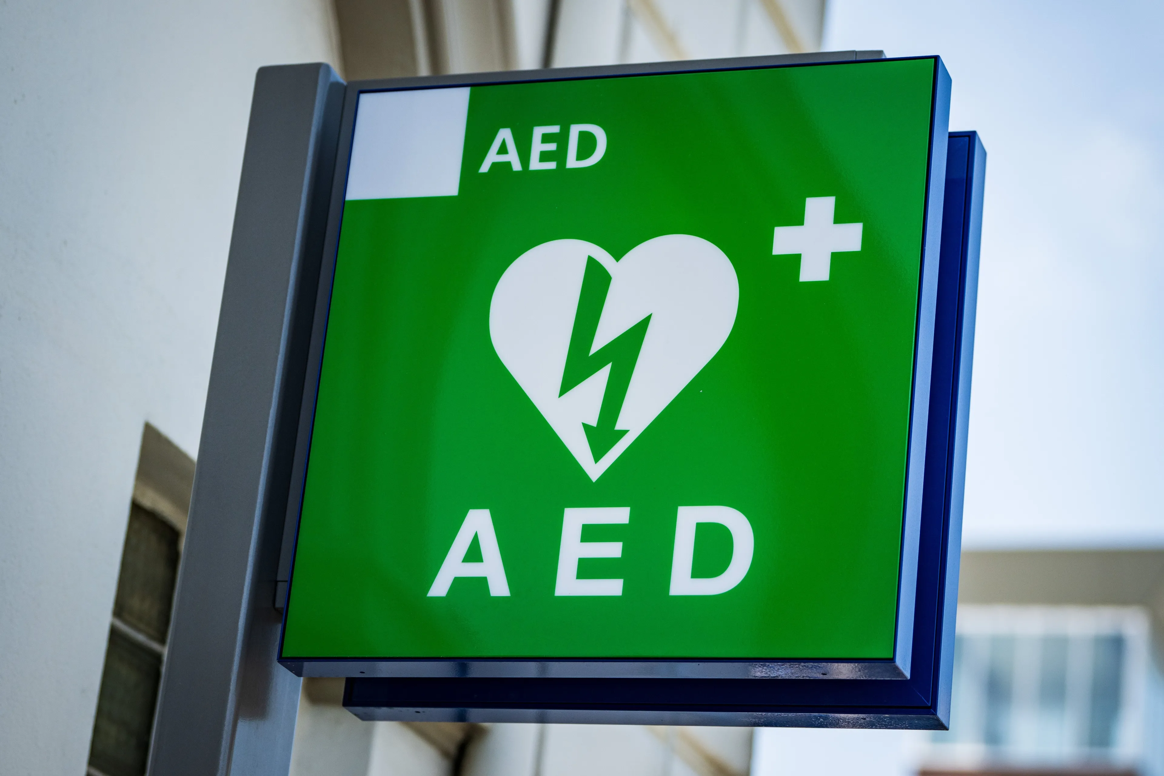Gewetenloze dieven stelen accu uit AED: vrouw overlijdt na mislukte reanimatiepoging