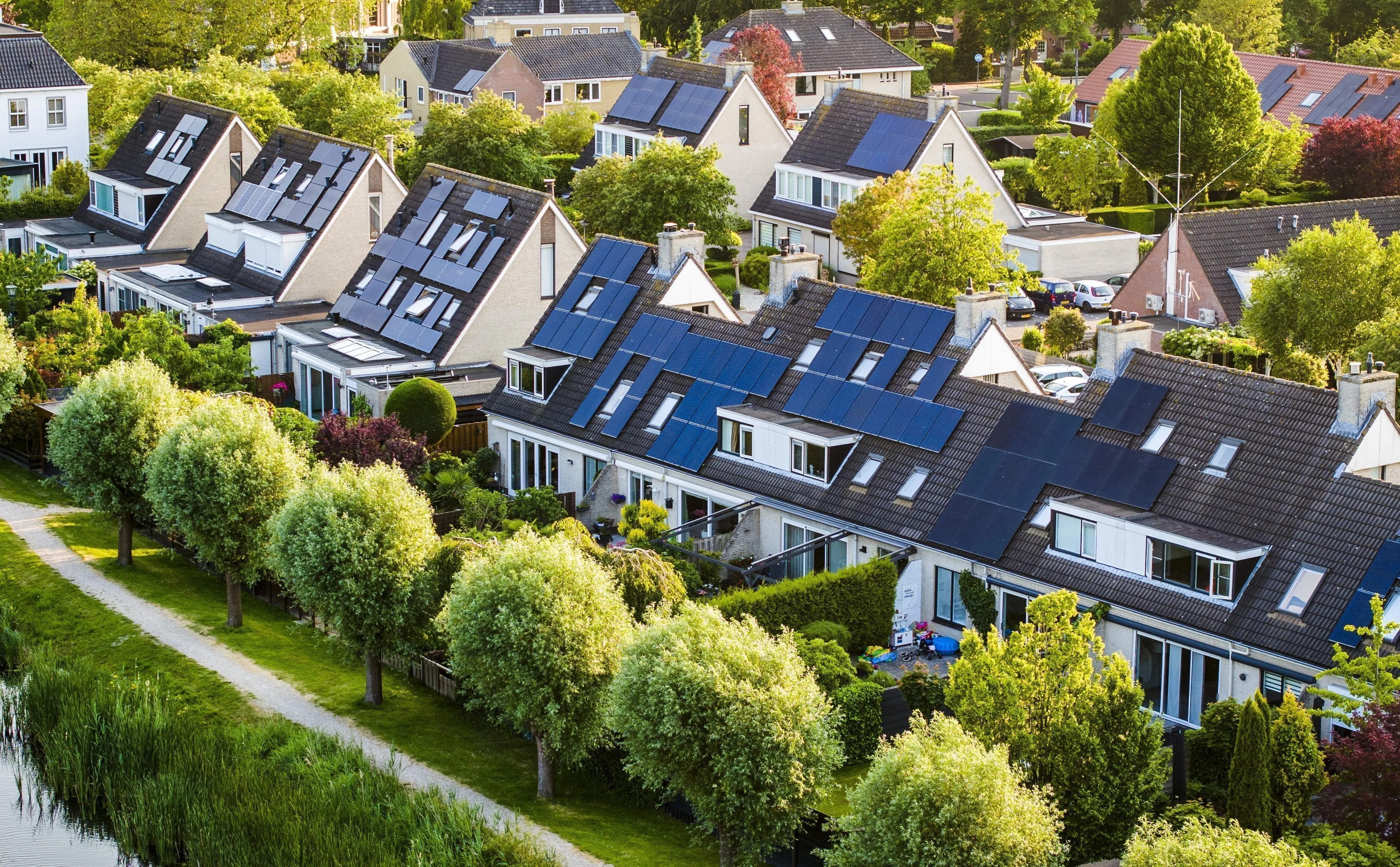 Waarom werken zonnepanelen minder goed op hete dagen, en hoeveel scheelt dat eigenlijk?