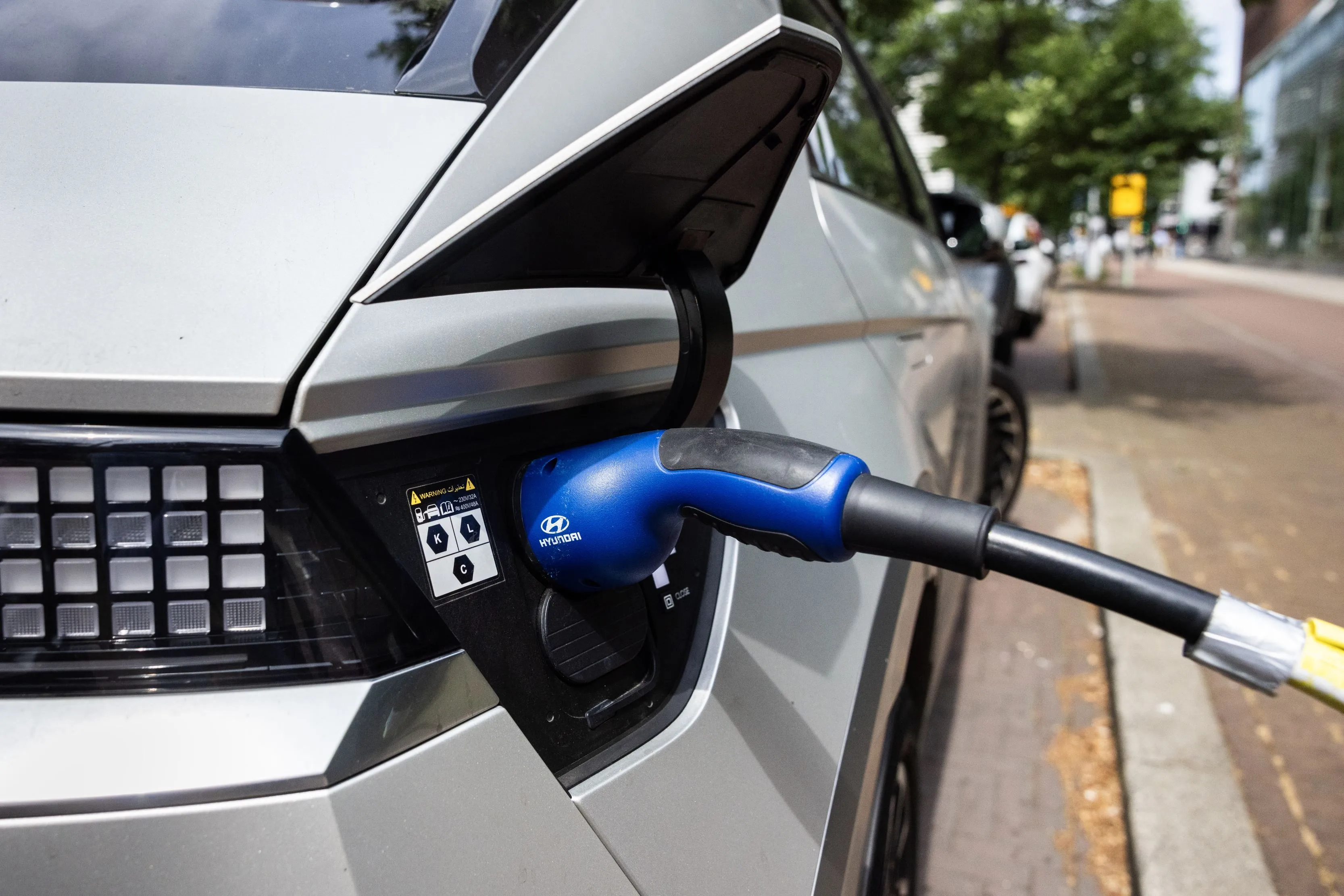 Vakantieparken komen in actie tegen stiekem laden van e-cars in stopcontact: “Dit is gewoon asociaal”