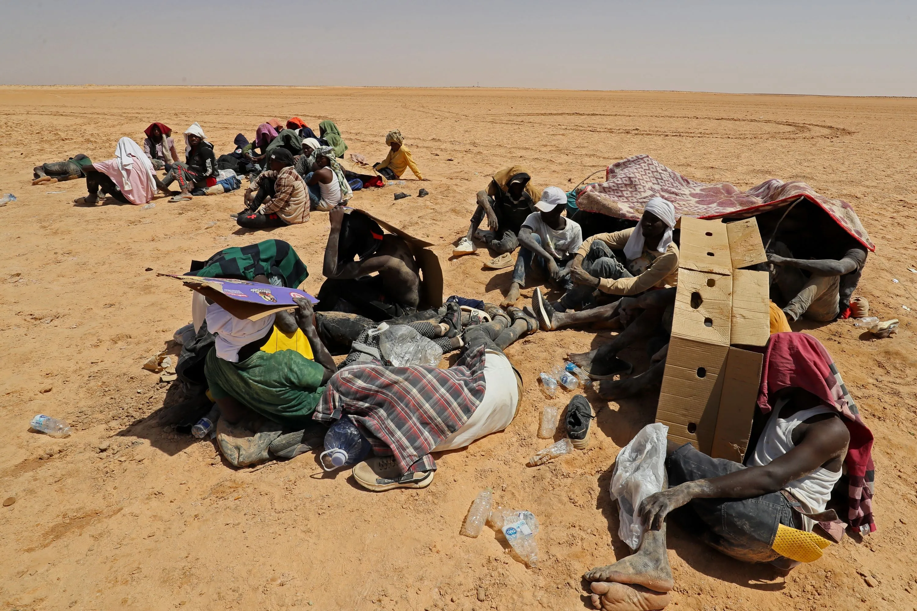 Tunesië dumpt honderden zwarte migranten in de woestijn zonder eten, drinken of onderdak