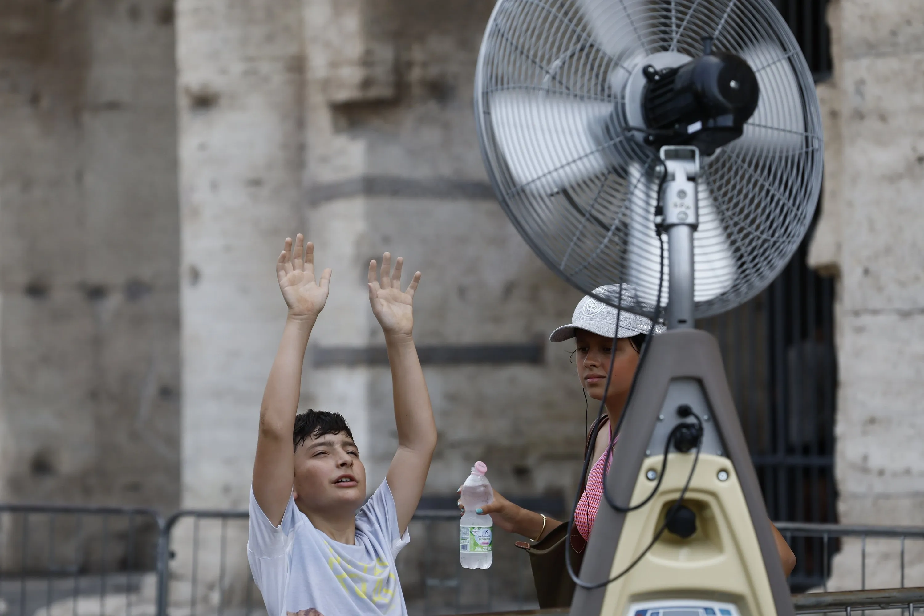 Ideaal in de hitte: in Japan dragen mensen jassen met een ventilator erin
