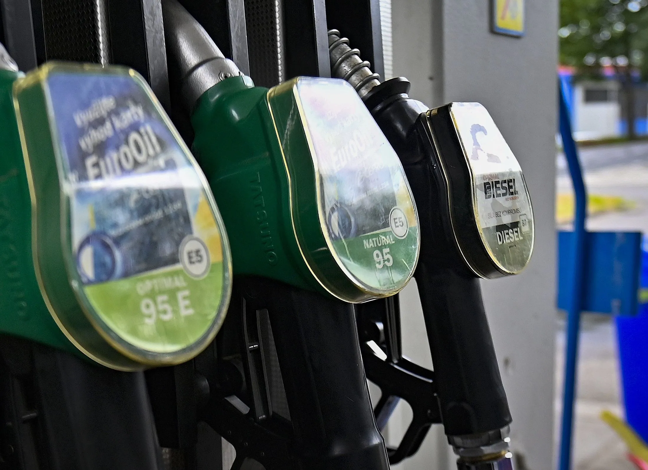 Duitse hoogleraar pleit voor benzineprijs van 100 euro per liter: “Autorijden moet pijn doen”