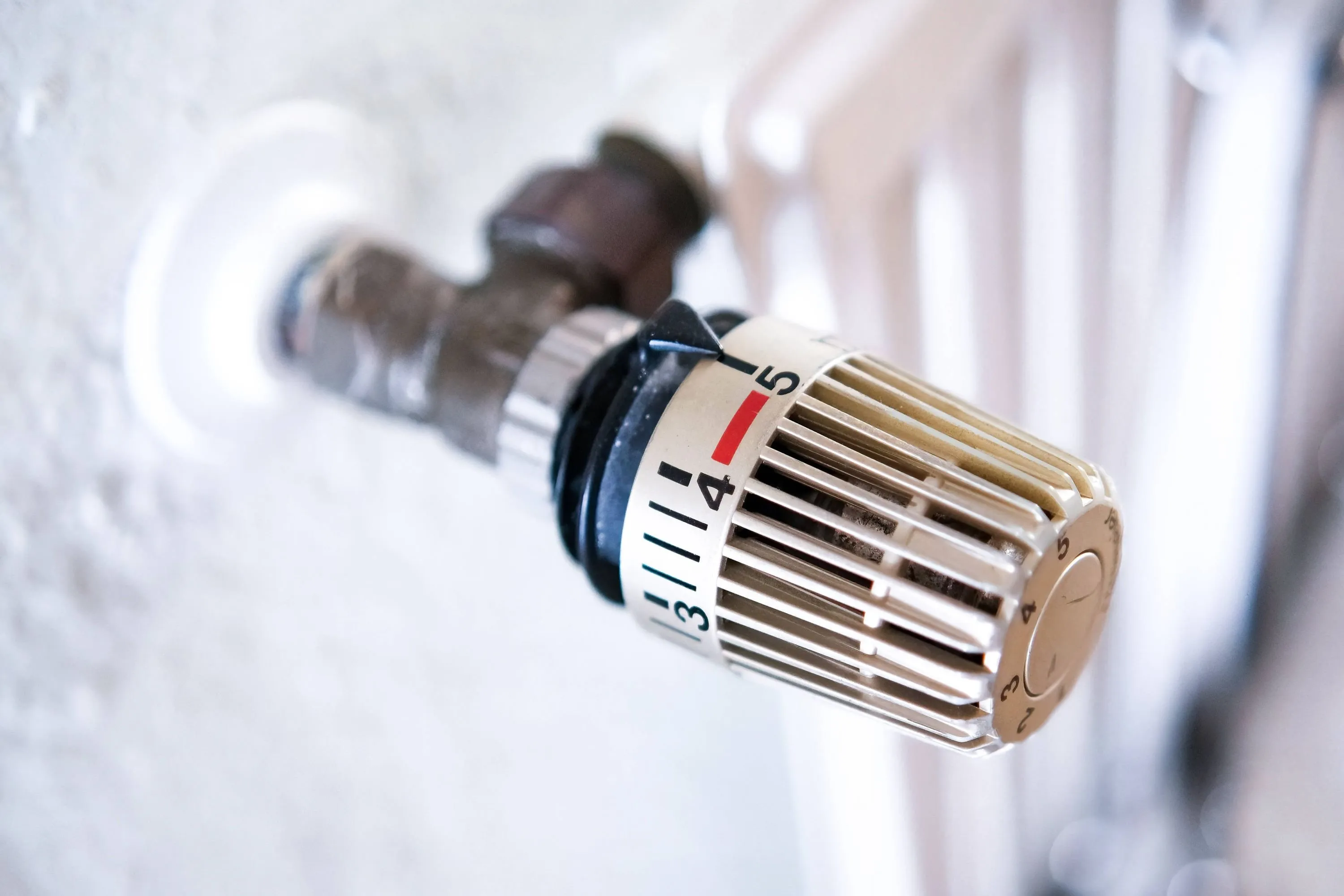 Hoor je een tikkend geluid of blijft de radiator bovenaan koud? Zo ontlucht je de verwarming in drie stappen