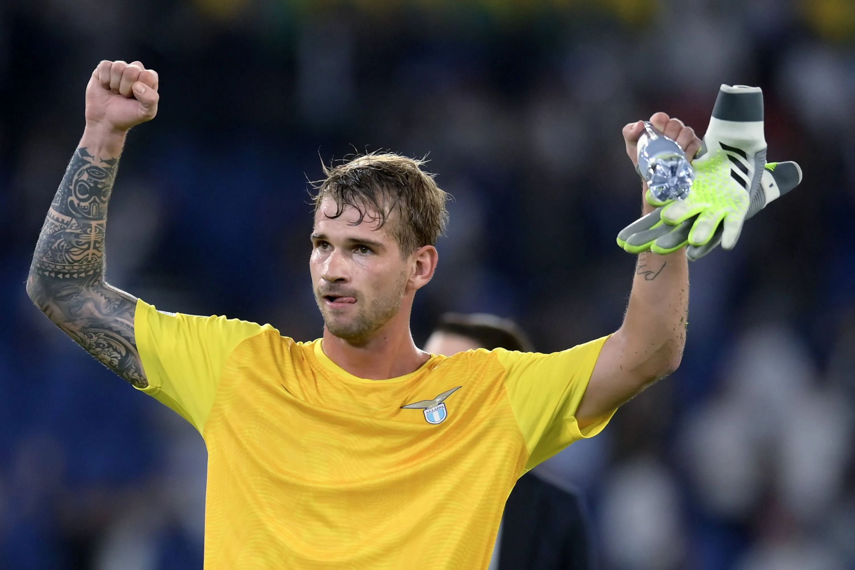 ZIEN: Lazio-doelman scoort sensationele goal in slotminuut van Champions League-duel