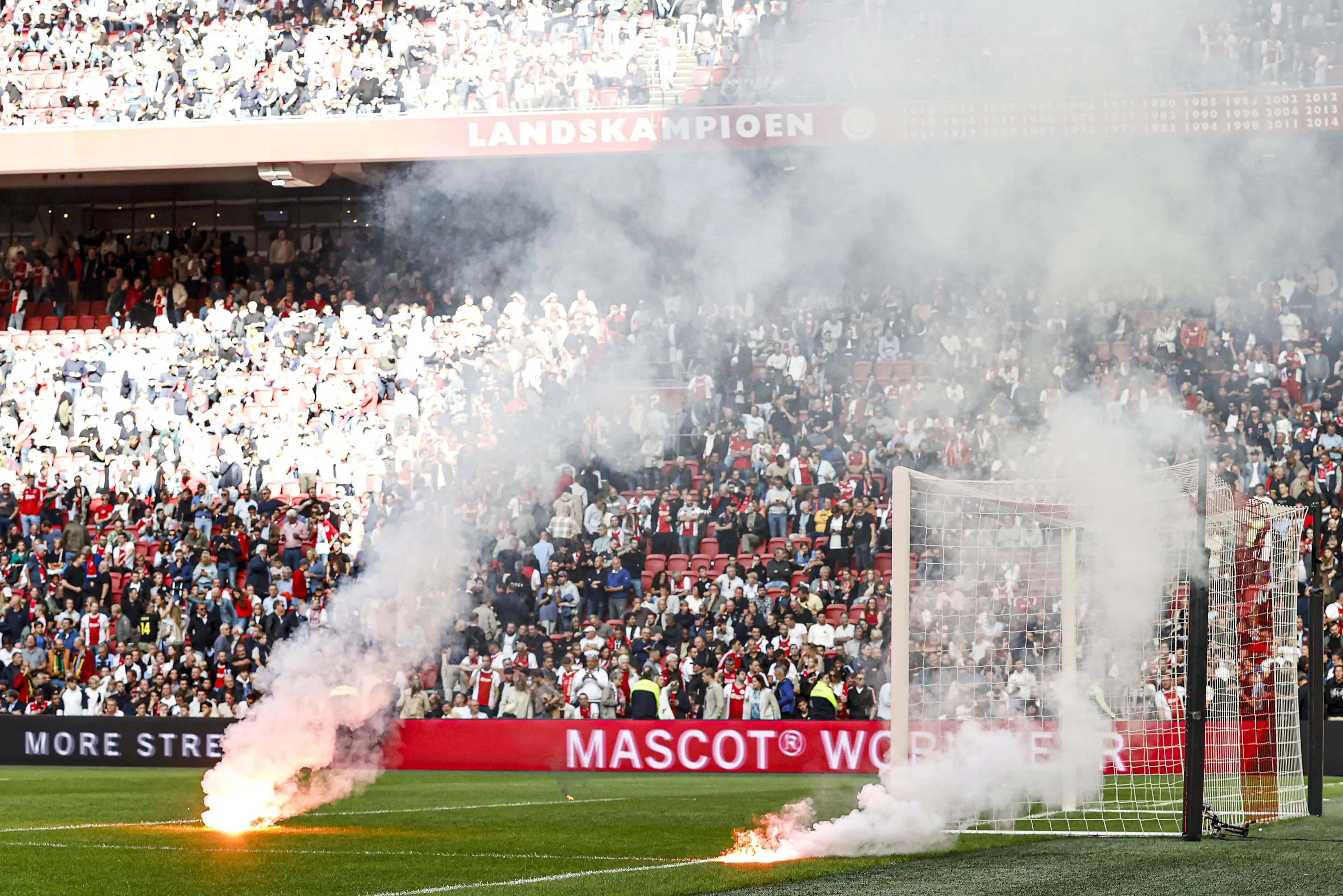 Laatste wens van jonge Ajaxfans verpest door hooligans: “Niet te bevatten, veel verdriet en teleurstelling”