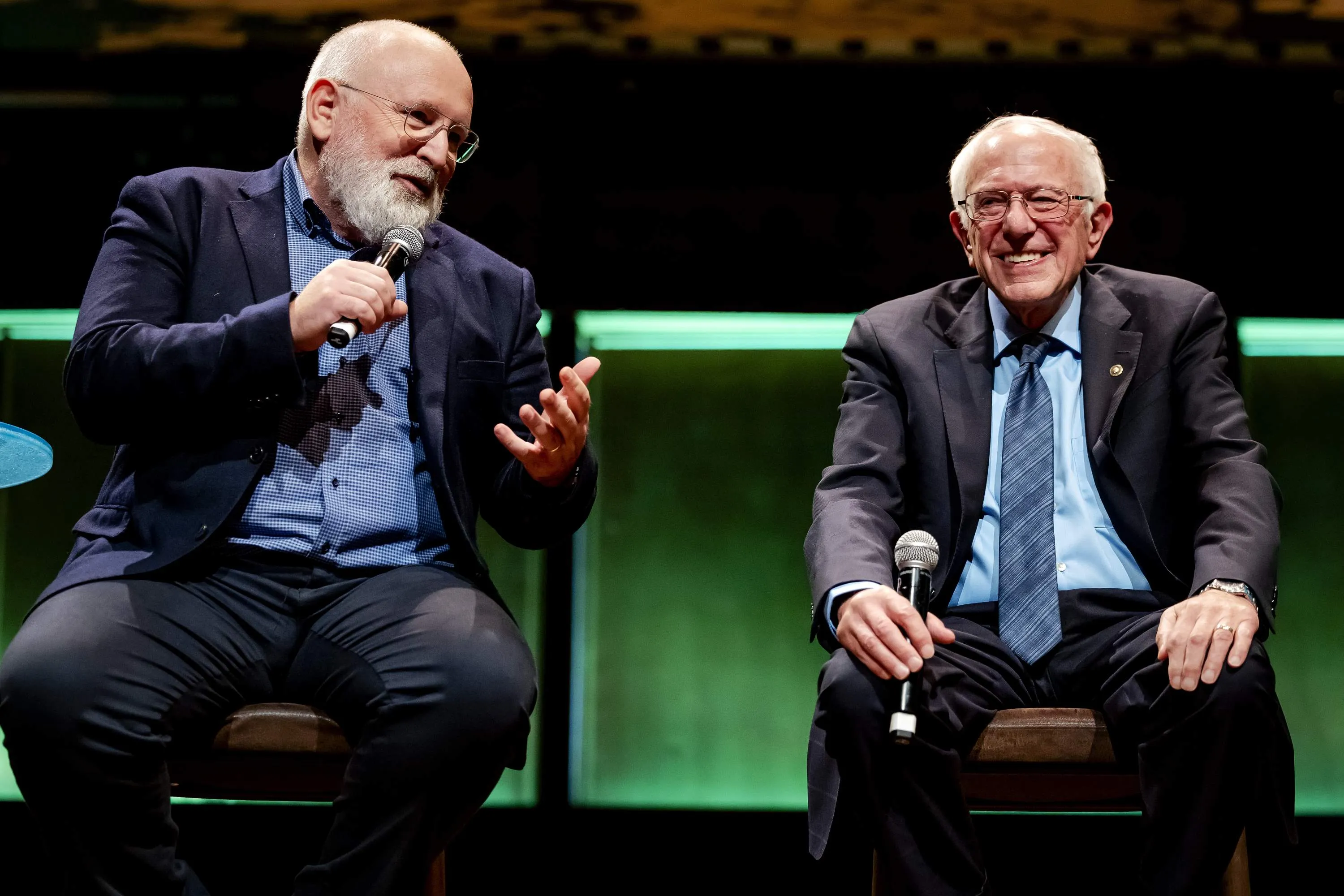 Zien: Bernie Sanders te gast bij Lubach. De democraat roast Trump en het Amerikaanse zorgstelsel