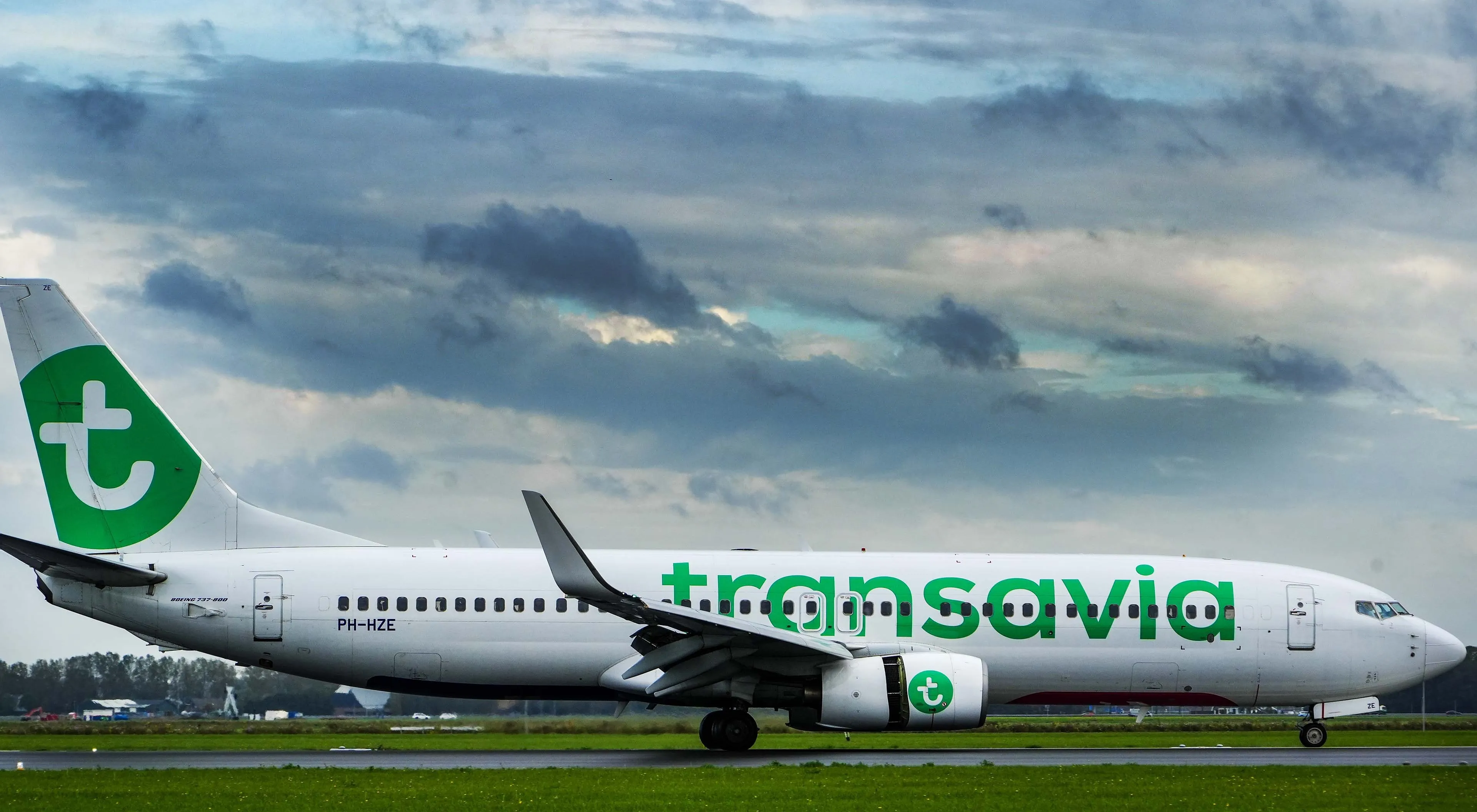 Stewardess meldt zich ziek om bruiloft te bezoeken. Transavia treedt hard op