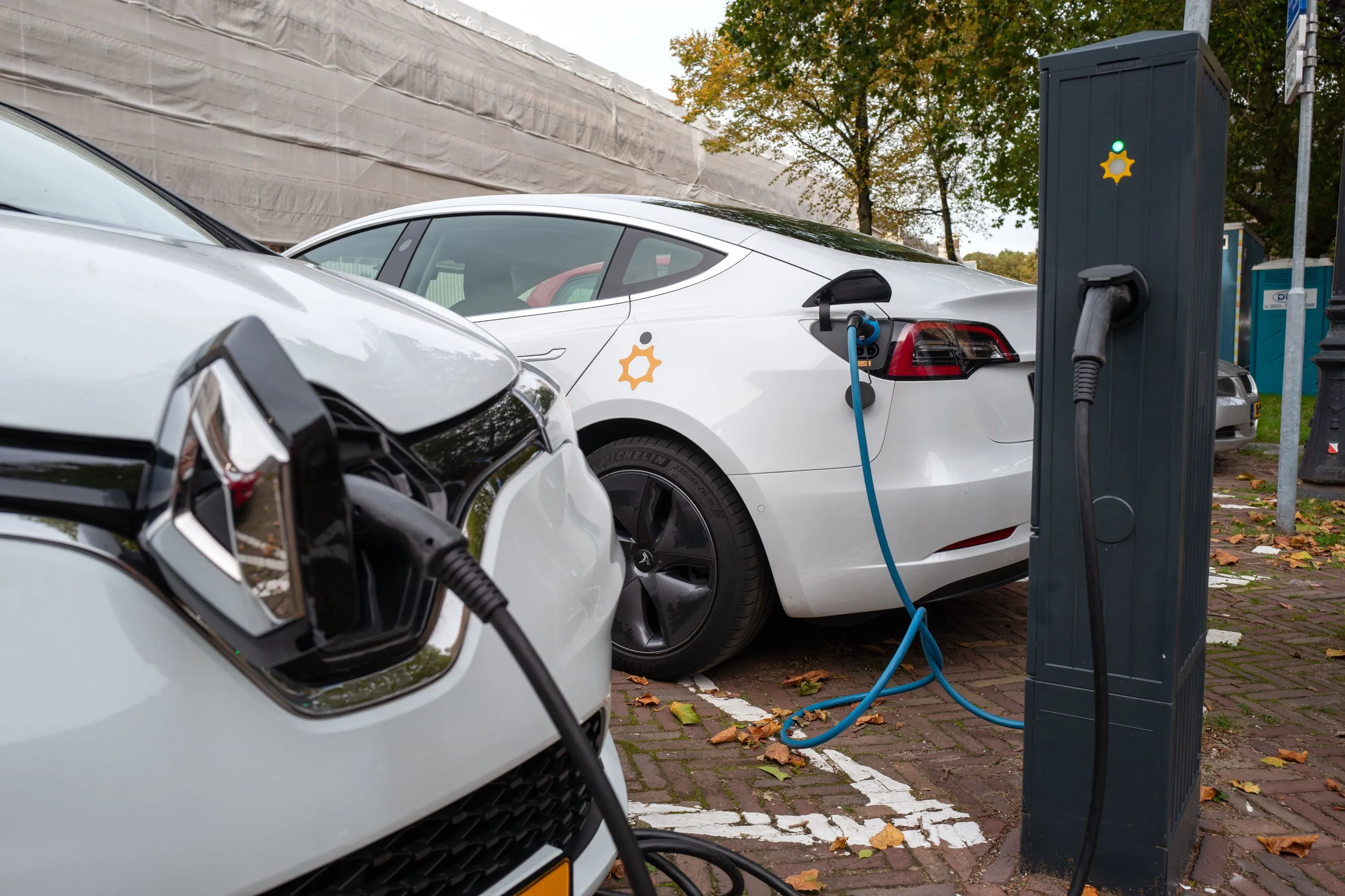 Helft van elektrische rijders stapt over op benzine of diesel, maar Tesla-rijders blijven merk trouw