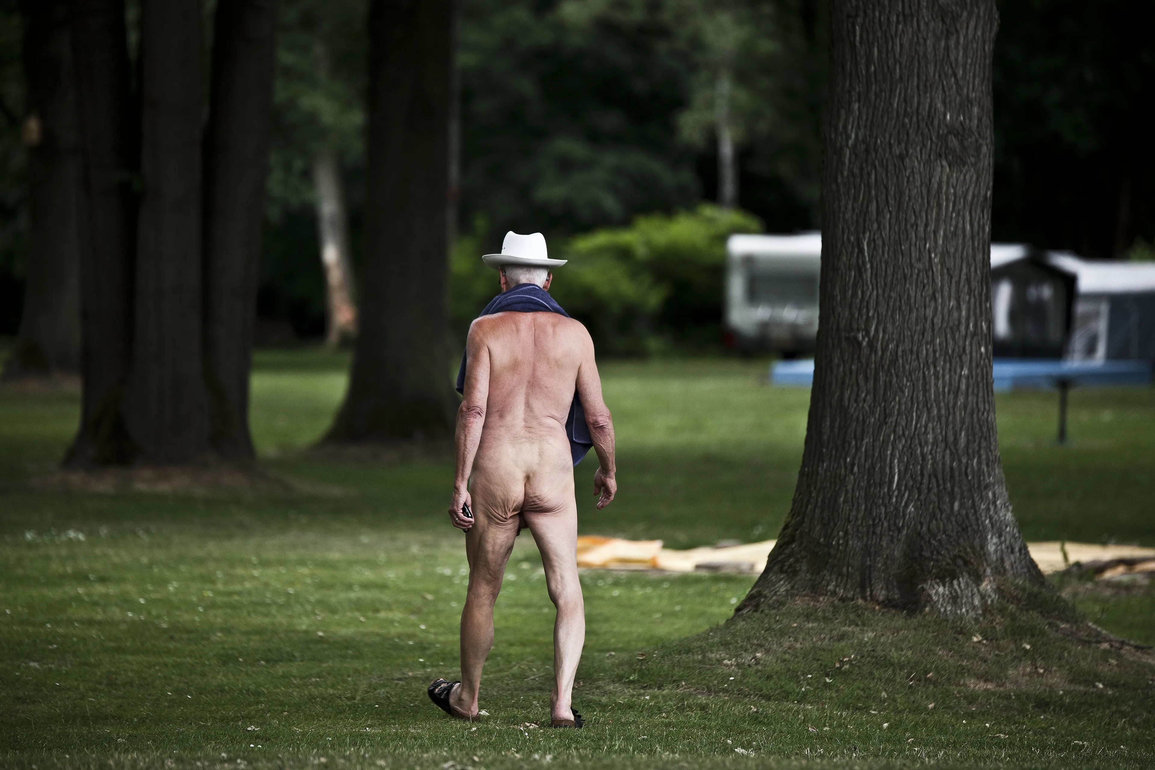 Masturberende oproerkraaier doodgeschoten door pensionado op Frans nudistenstrand