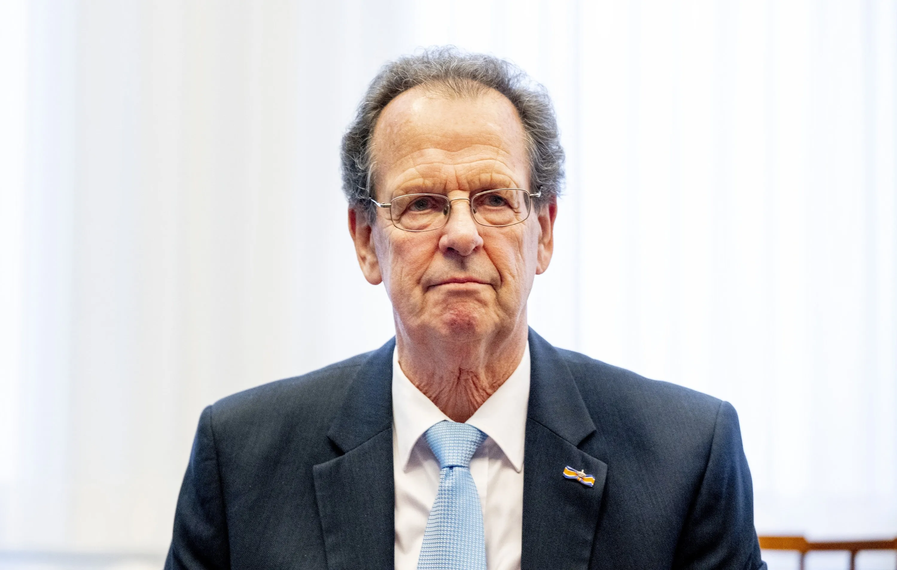 Hoe PVV-er Gom van Striem zijn werkgever oplichtte en er met 2 miljoen van doorging
