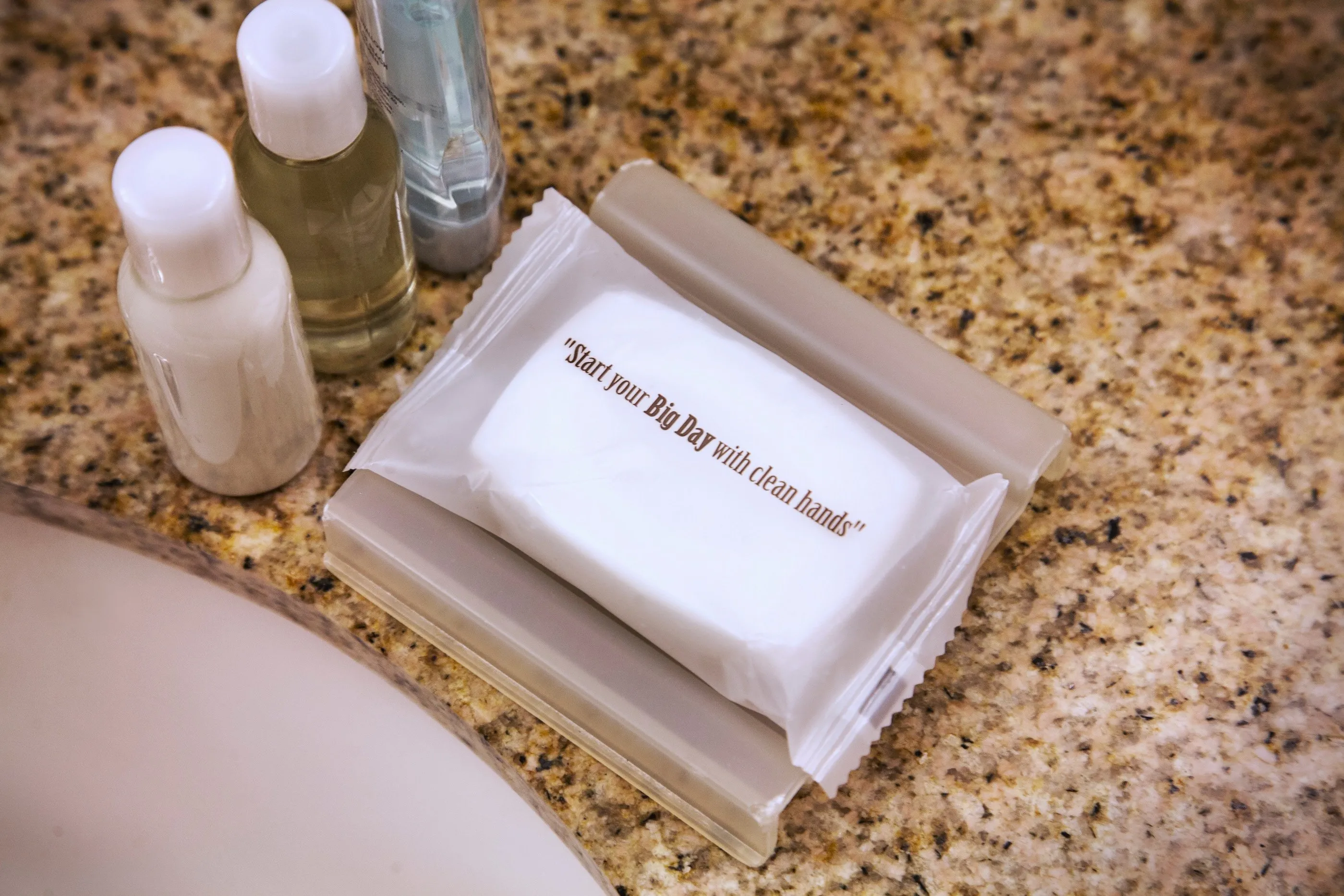 Waarom je nooit de gratis toiletartikelen moet gebruiken in een hotel