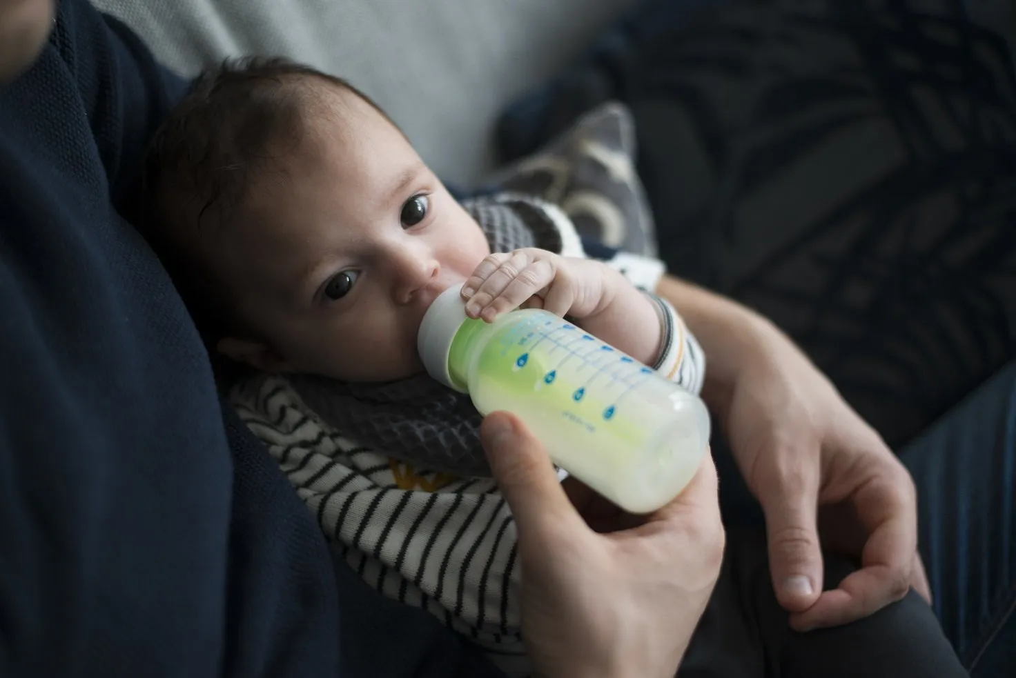 Baby's krijgen dagelijks mogelijk miljoen microplastics binnen via fles
