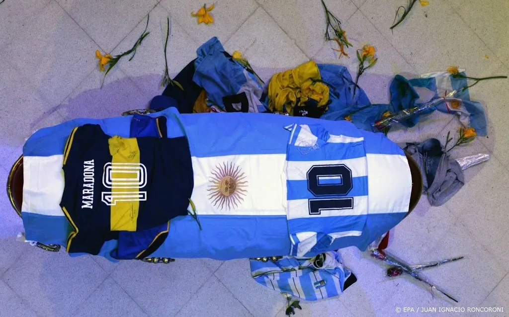Begrafenismedewerker ontslagen na selfie met lichaam Maradona
