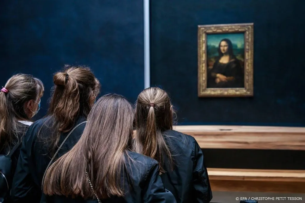 Bezoeker valt de Mona Lisa aan met een taart