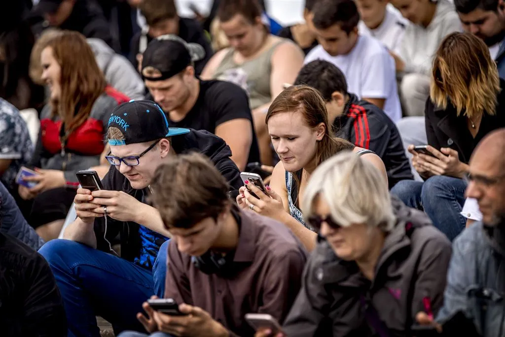 bijna alle internetgebruikers surfen mobiel1482234969