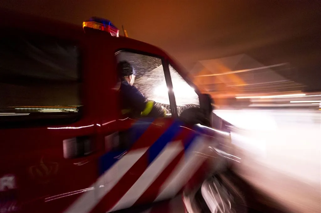 brandweer belaagd met vuurwerk en stenen1483280170