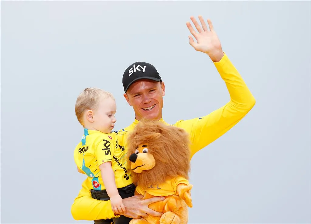 chris froome helpt fan met huwelijksaanzoek1500855939